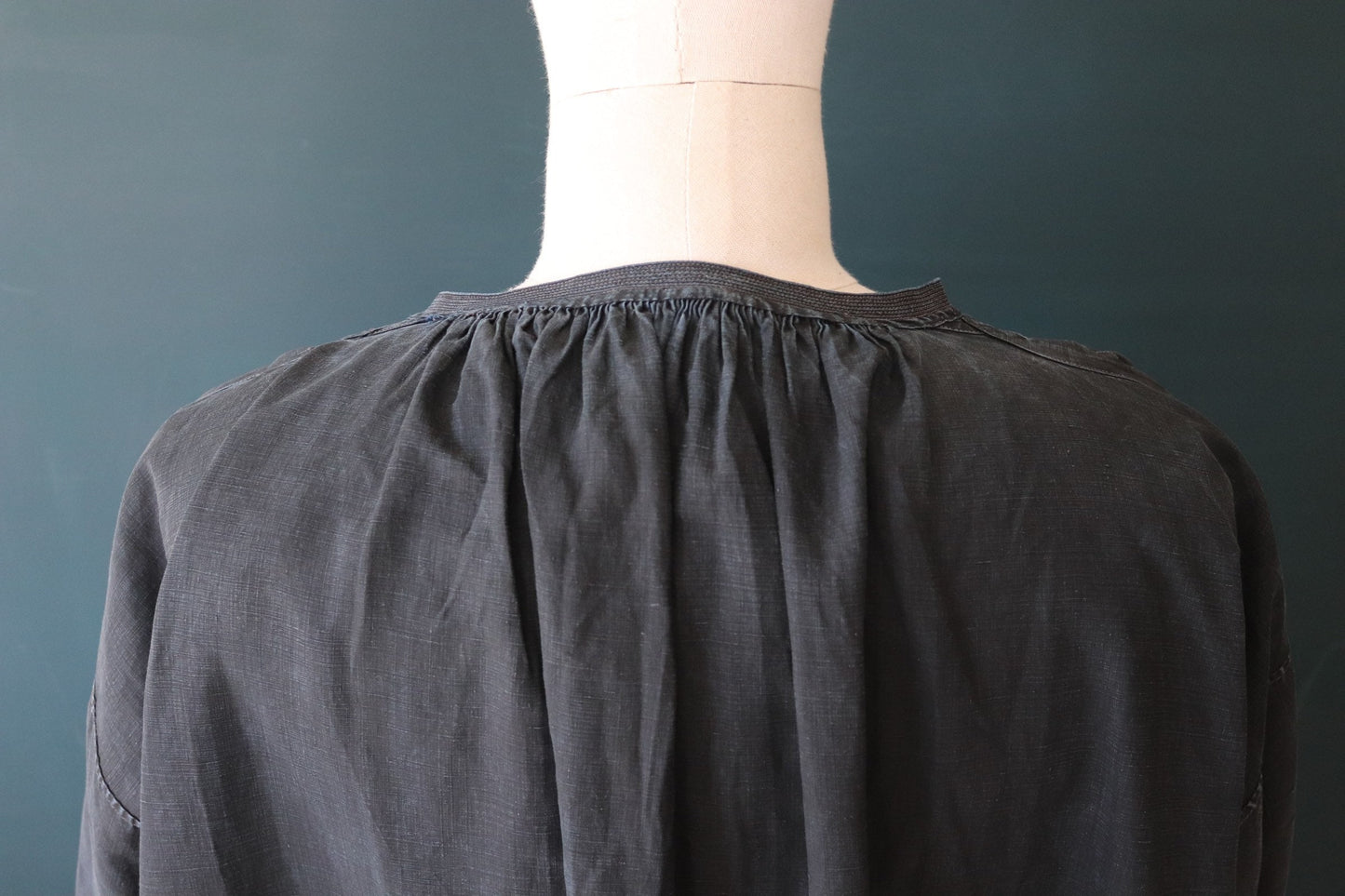Antique French workwear smock vintage 1800s 1900s indigo blue cotton biaude shirt work chore shepherd darned repaired pleated 67” chest