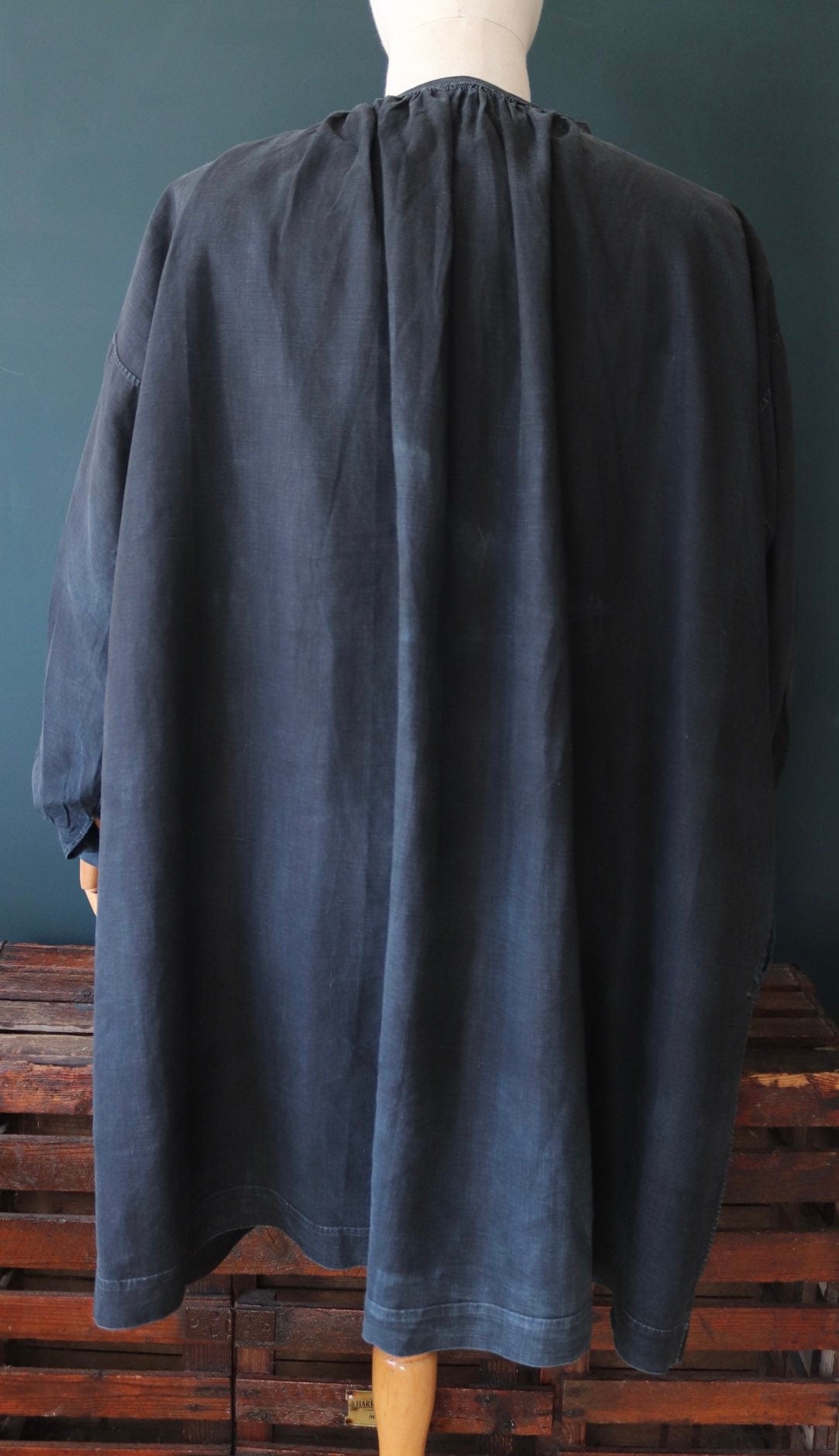 Antique French workwear smock vintage 1800s 1900s indigo blue cotton biaude shirt work chore shepherd darned repaired pleated 67” chest