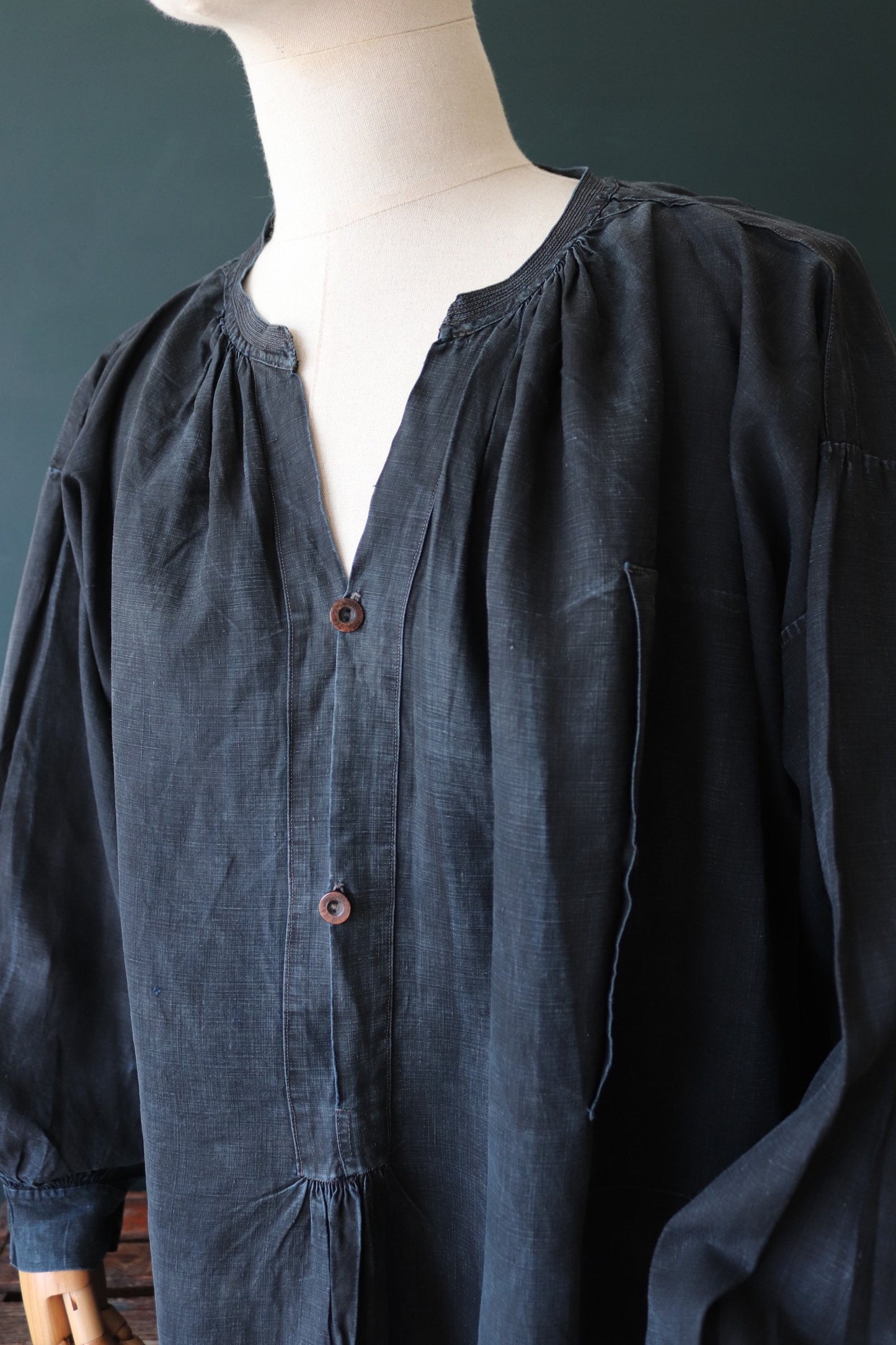 Antique French workwear smock vintage 1800s 1900s indigo blue cotton biaude shirt work chore shepherd darned repaired pleated 67” chest