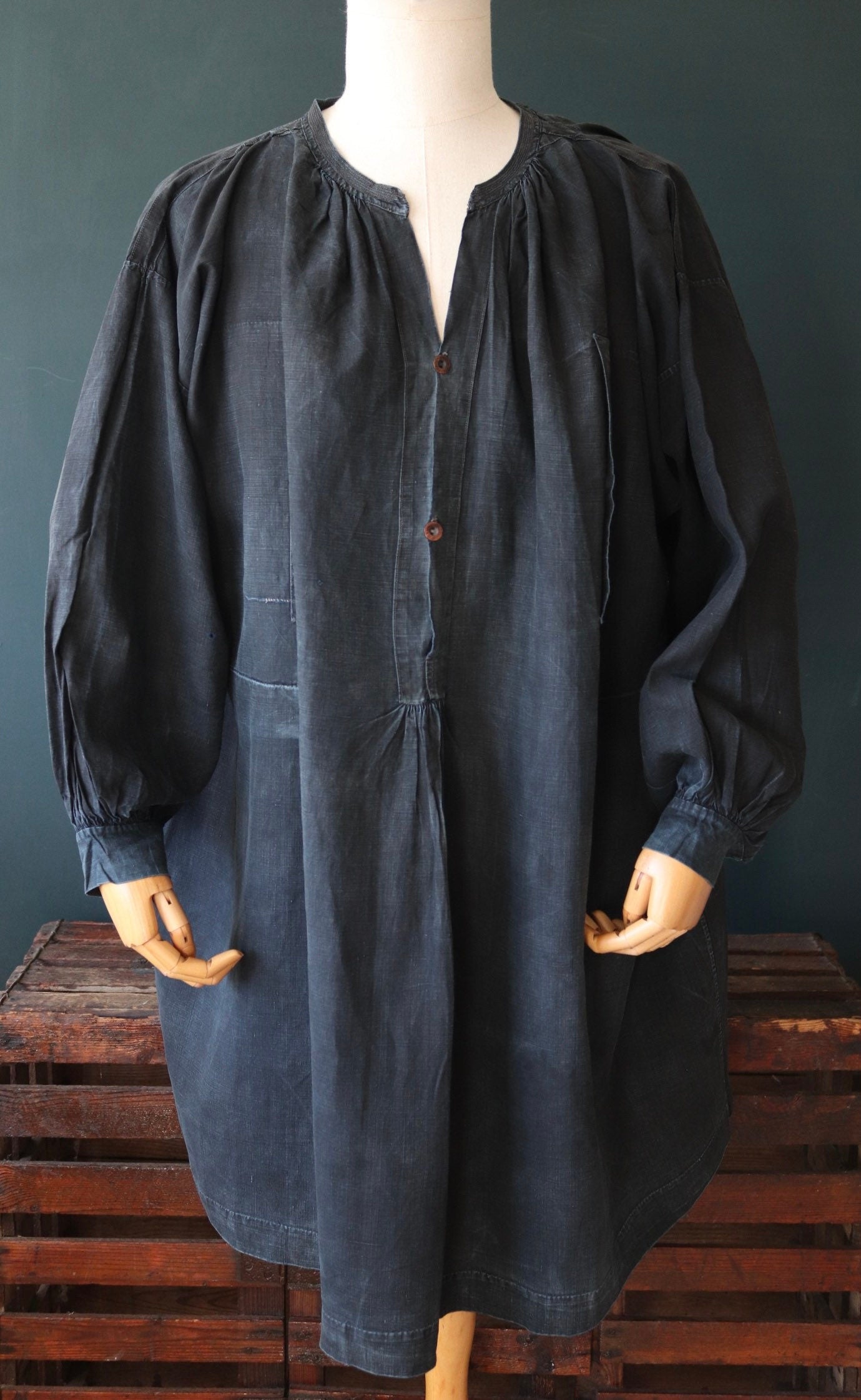 Antique French workwear smock vintage 1800s 1900s indigo blue cotton biaude shirt work chore shepherd darned repaired pleated 67” chest