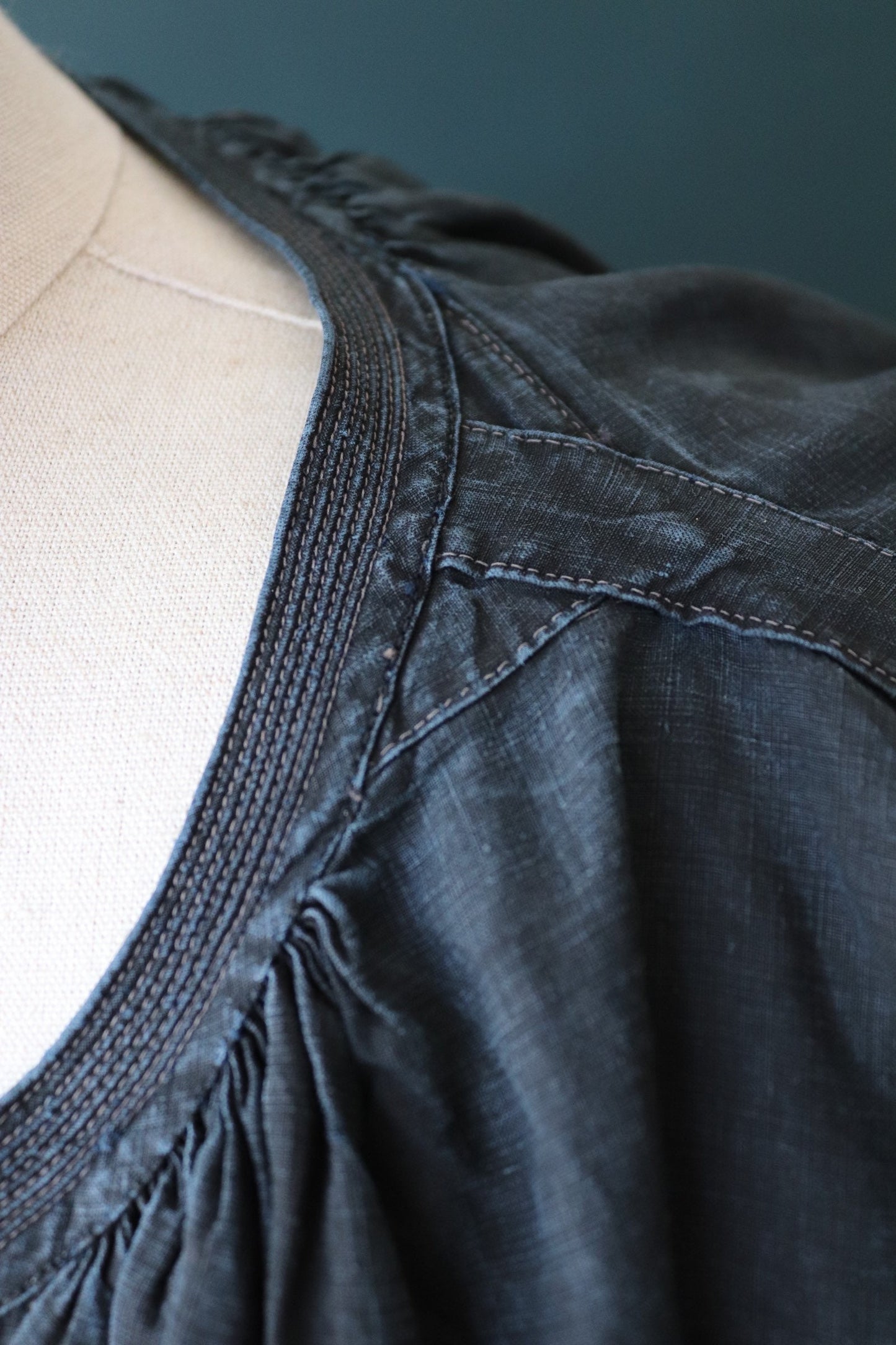 Antique French workwear smock vintage 1800s 1900s indigo blue cotton biaude shirt work chore shepherd darned repaired pleated 67” chest