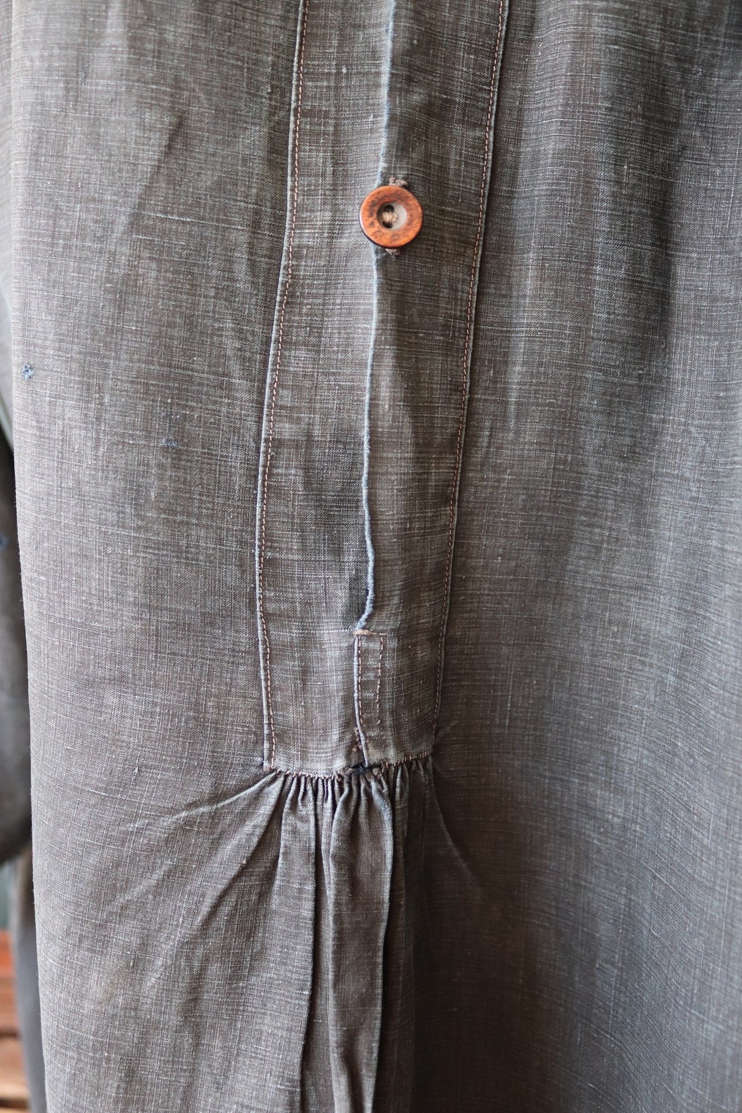 Antique French workwear smock vintage 1800s 1900s indigo blue cotton biaude shirt work chore shepherd darned repaired pleated 67” chest