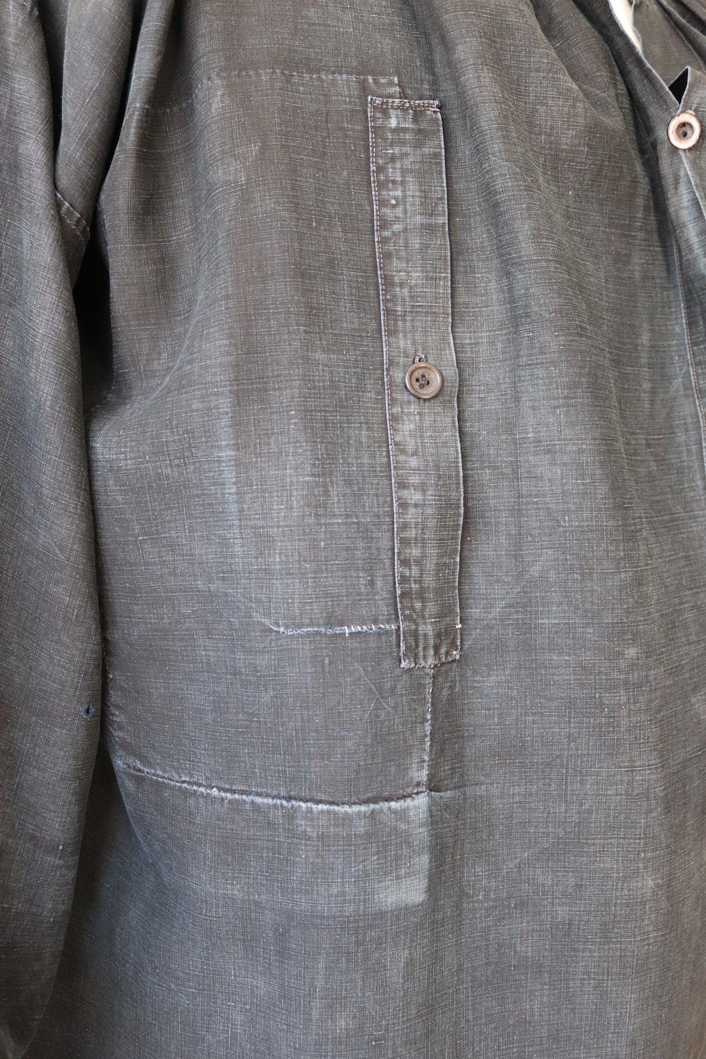 Antique French workwear smock vintage 1800s 1900s indigo blue cotton biaude shirt work chore shepherd darned repaired pleated 67” chest