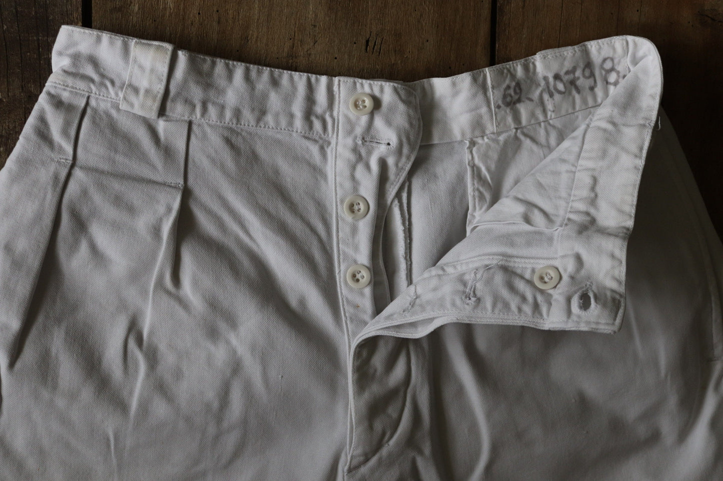 Vintage French shorts 1960s army military white cotton cuffed summer button fly 28” x 5”