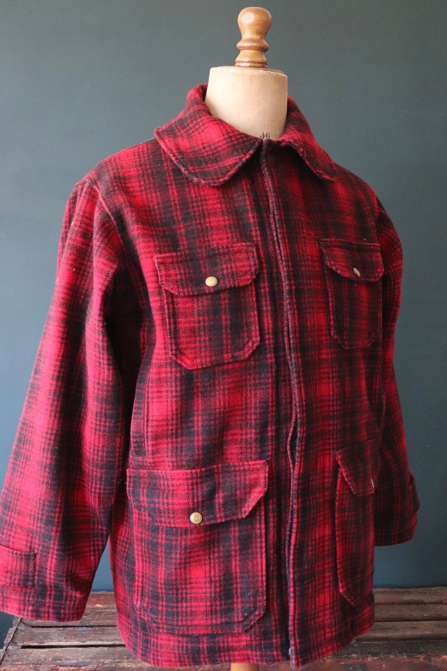 Vintage 1970s 70s red plaid Woolrich buffalo plaid wool hunting mackinaw jacket 46” chest workwear work chore checked logger