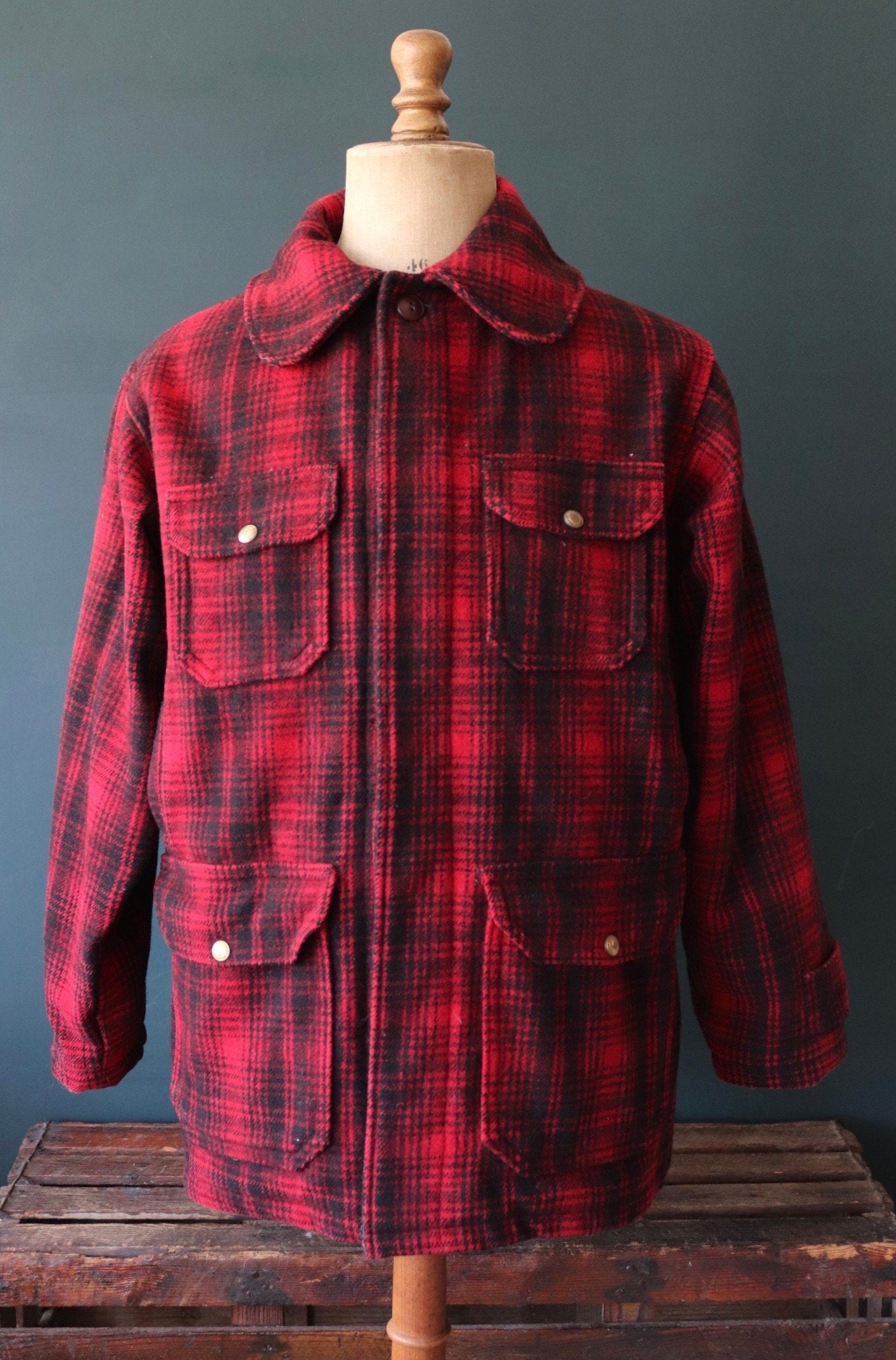 Vintage 1970s 70s red plaid Woolrich buffalo plaid wool hunting mackinaw jacket 46” chest workwear work chore checked logger