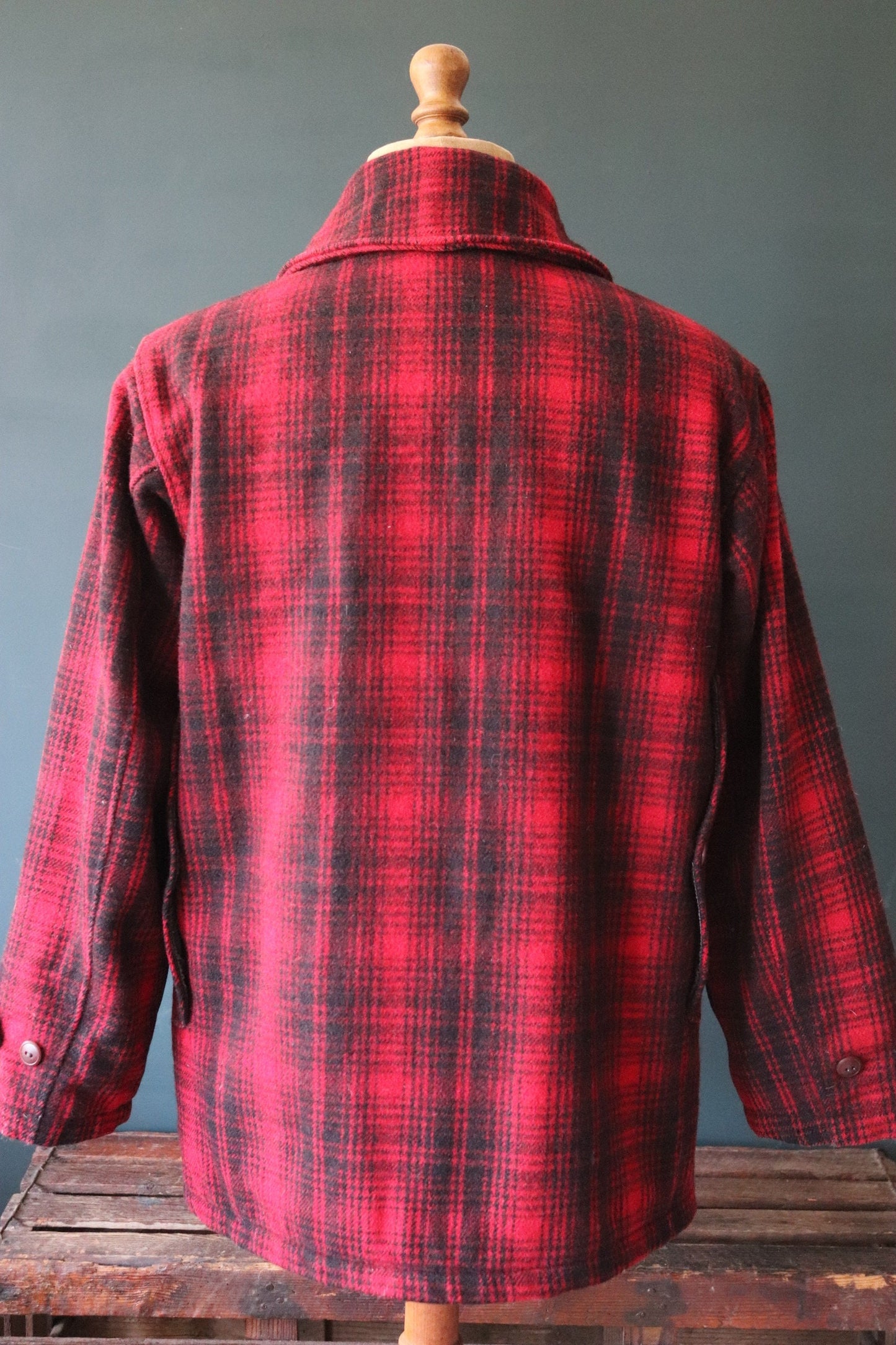 Vintage 1970s 70s red plaid Woolrich buffalo plaid wool hunting mackinaw jacket 46” chest workwear work chore checked logger