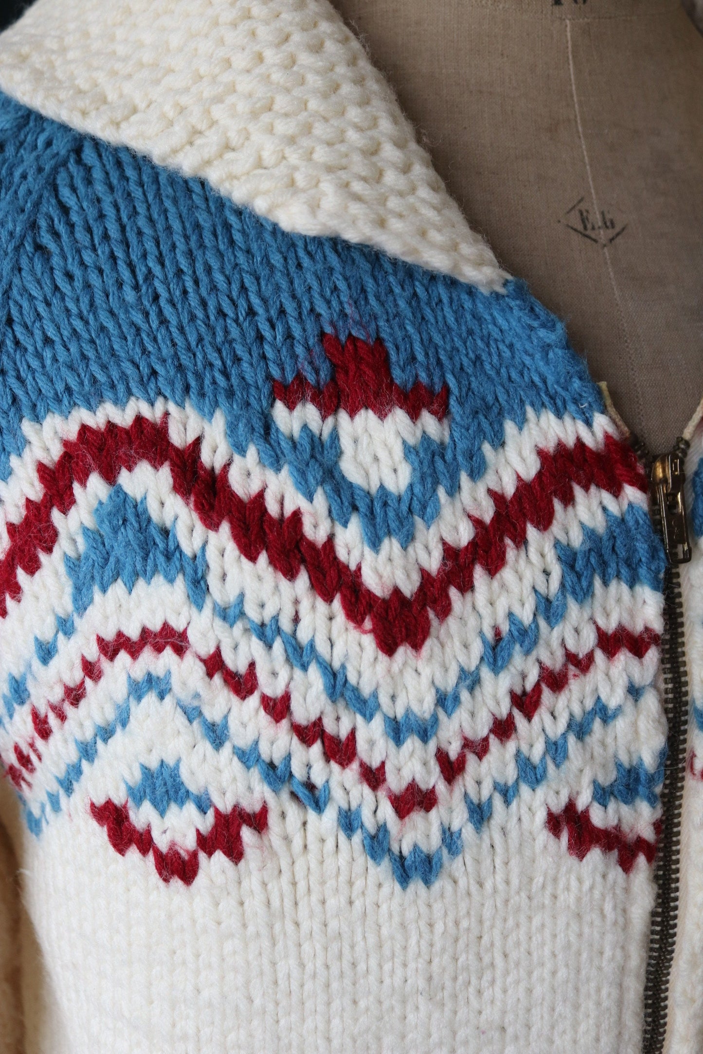 Vintage 1970s 70s hand knitted cream acrylic cowichan sweater cardigan jumper novelty hand made knit wave pattern shawl collar 41” chest