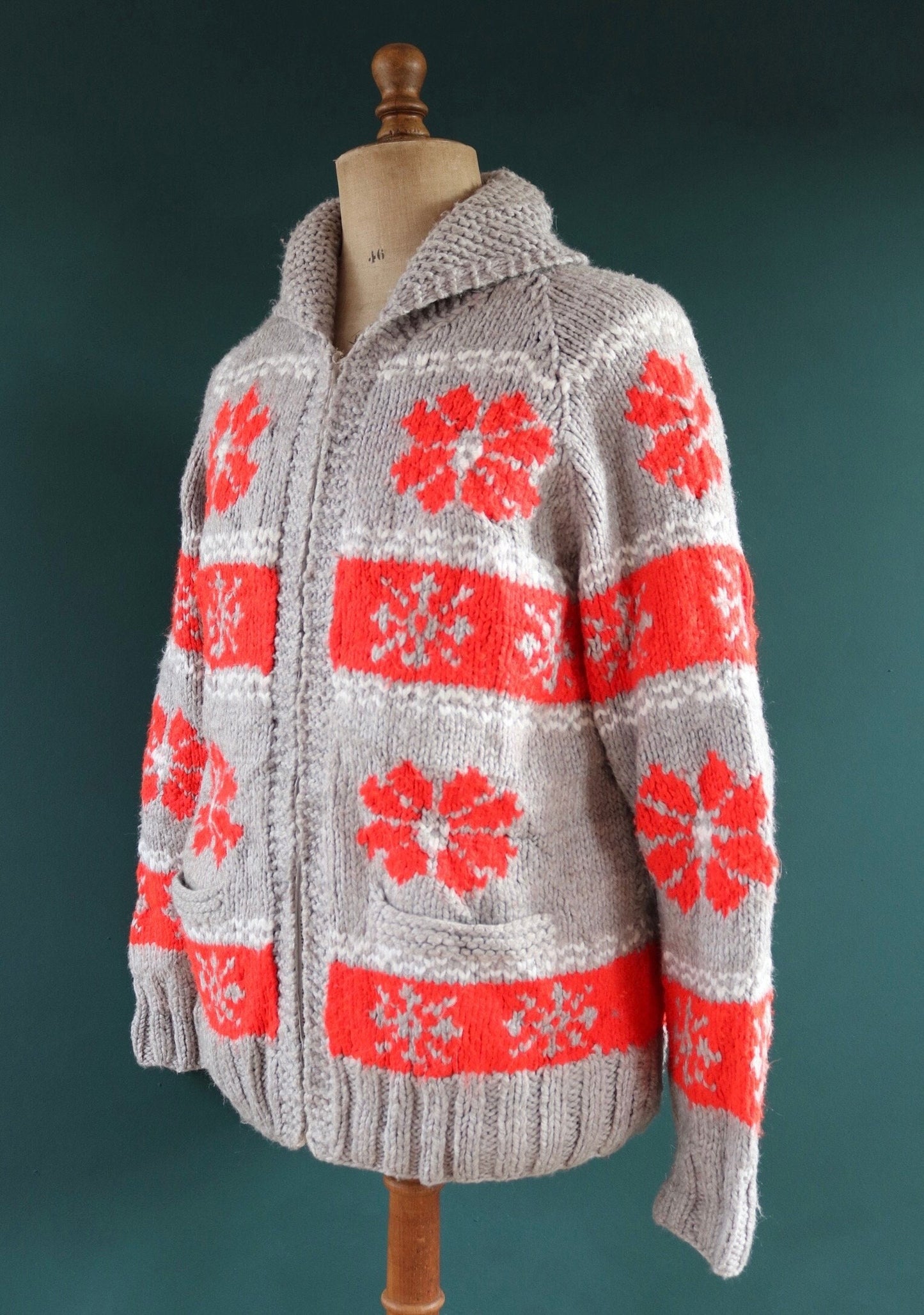 Vintage 1970s 70s hand knitted novelty snowflake thick acrylic cowichan sweater cardigan jumper knit Talon zipper shawl collar 46” chest