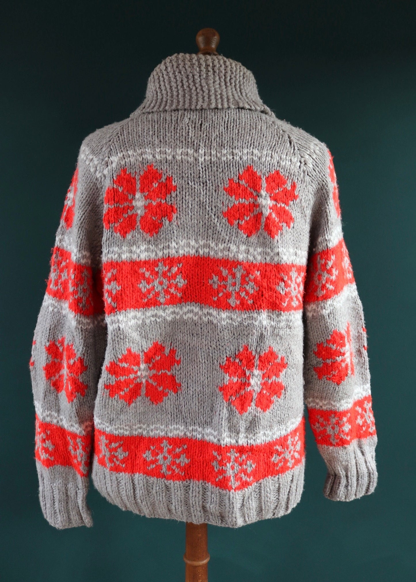 Vintage 1970s 70s hand knitted novelty snowflake thick acrylic cowichan sweater cardigan jumper knit Talon zipper shawl collar 46” chest