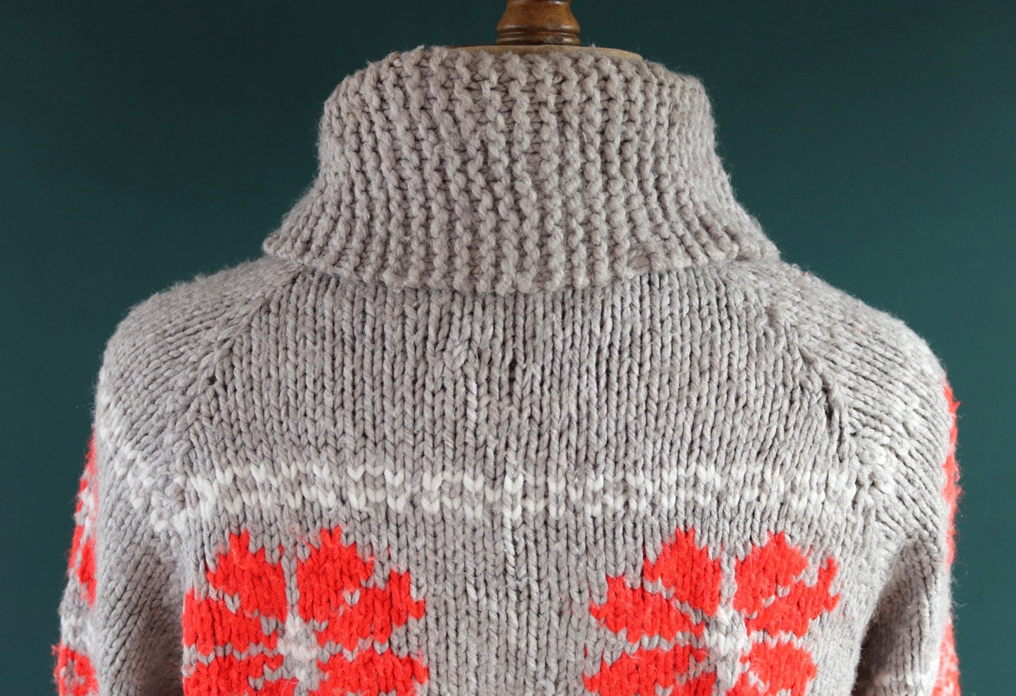 Vintage 1970s 70s hand knitted novelty snowflake thick acrylic cowichan sweater cardigan jumper knit Talon zipper shawl collar 46” chest