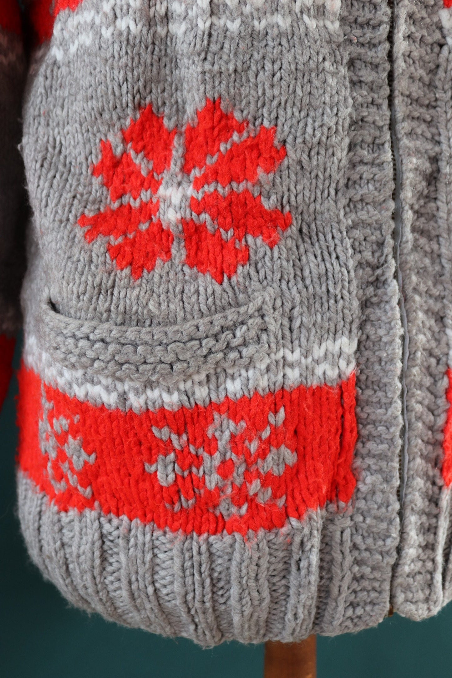 Vintage 1970s 70s hand knitted novelty snowflake thick acrylic cowichan sweater cardigan jumper knit Talon zipper shawl collar 46” chest