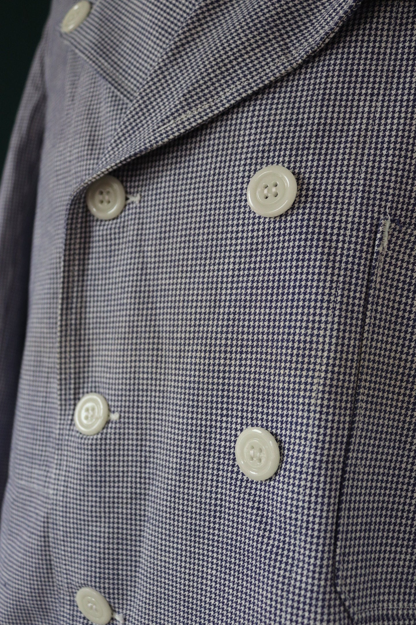 Vintage French work jacket 1960s 1970s puppytooth dogtooth blue white check butchers double breasted workwear chore 44" chest