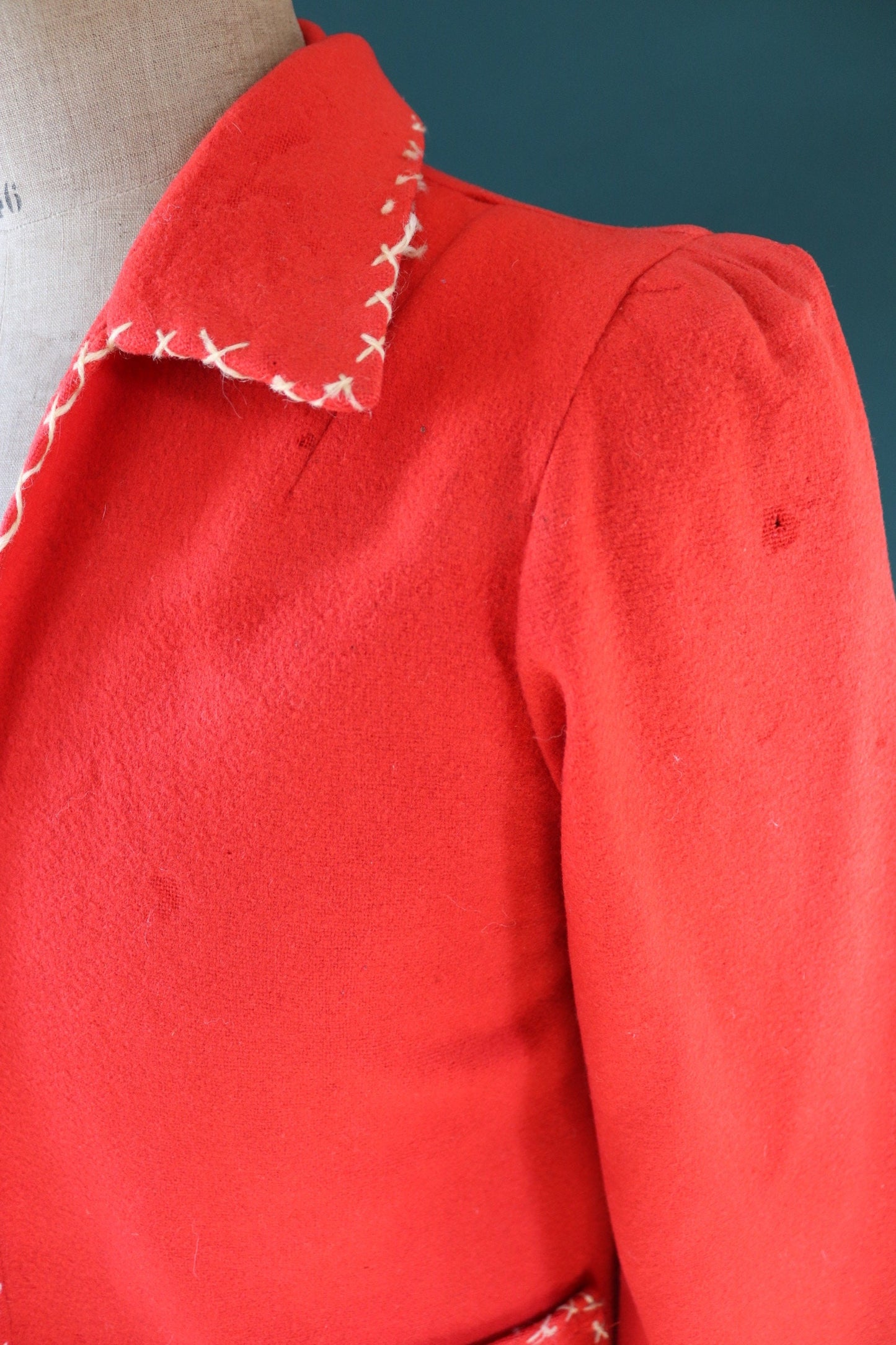 Vintage 1940s 40s red white wool felt La Mexicana Mexican souvenir tourist jacket novelty hand embroidered 40” chest