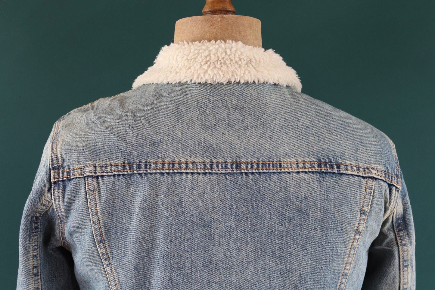 Vintage Levis Levi Strauss shearling sherpa lined mid blue denim trucker jacket red tab small e 40" chest workwear