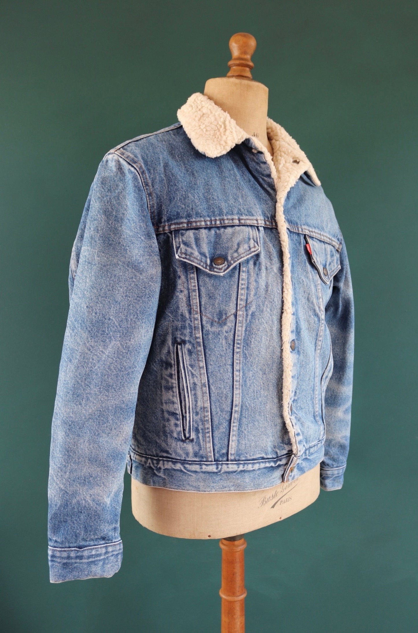 Vintage 1980s 80s Levis Levi Strauss shearling sherpa lined mid blue denim trucker jacket red tab small e 44" chest workwear