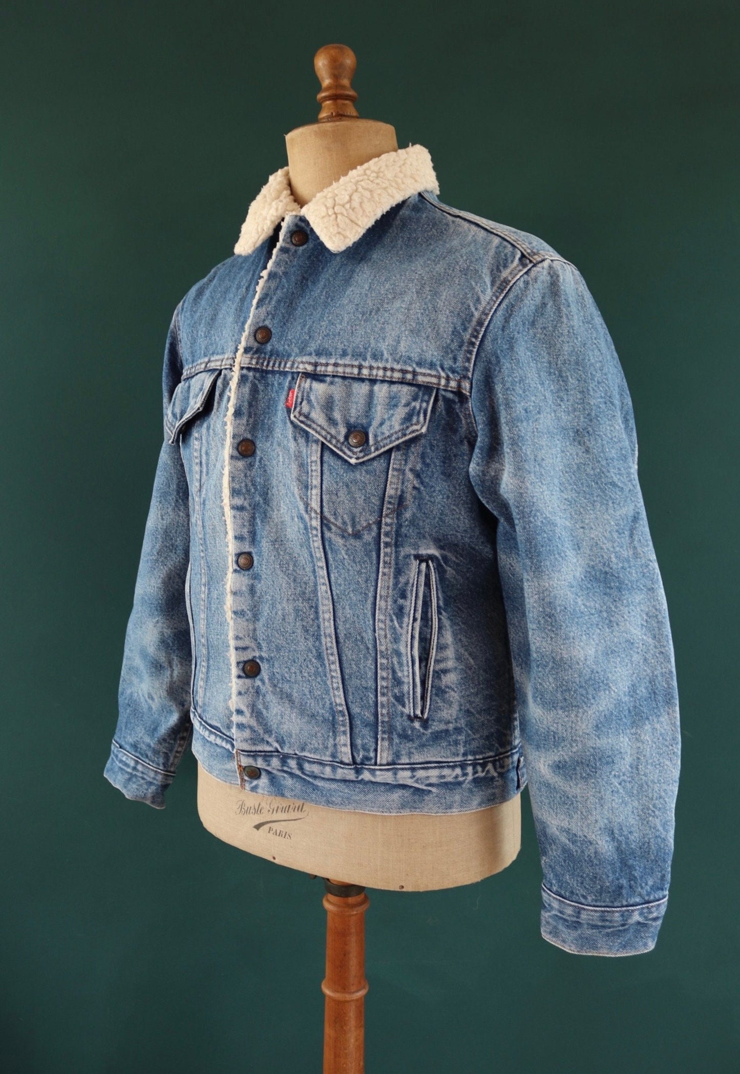 Vintage 1980s 80s Levis Levi Strauss shearling sherpa lined mid blue denim trucker jacket red tab small e 44" chest workwear