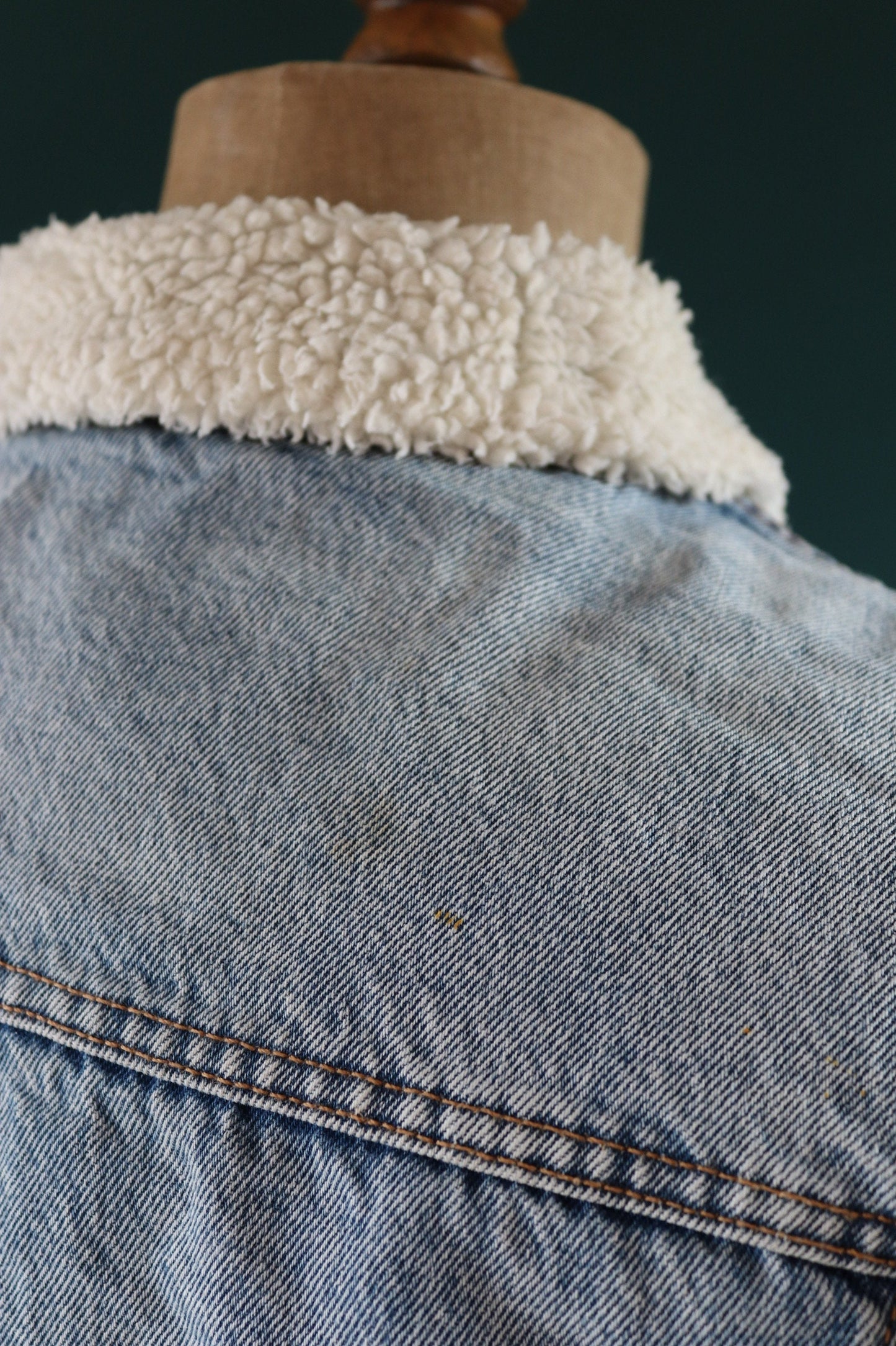 Vintage Levis Levi Strauss shearling sherpa lined mid blue denim trucker jacket red tab big E 47" chest workwear