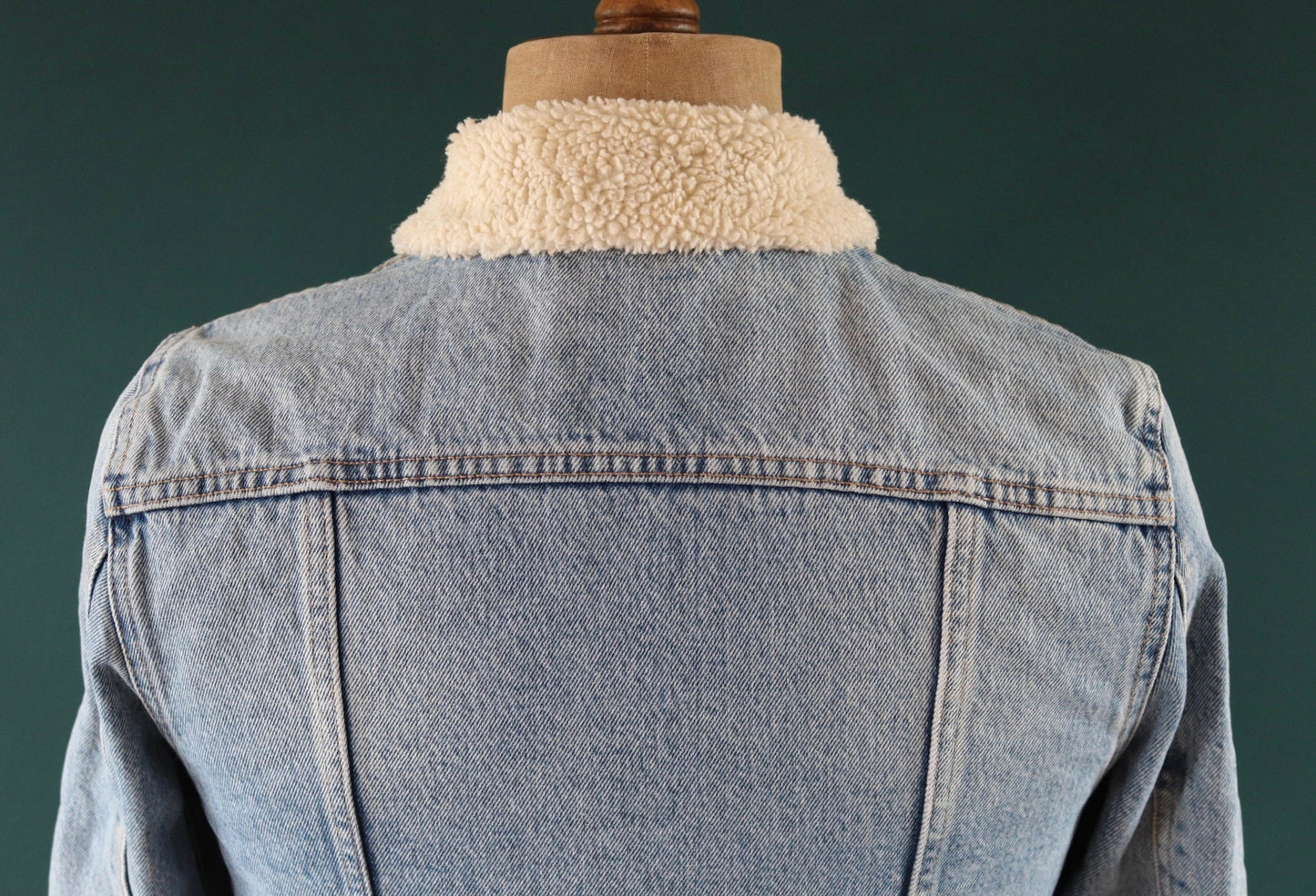 Vintage Levis Levi Strauss shearling sherpa lined mid blue denim trucker jacket red tab small e 38" chest workwear