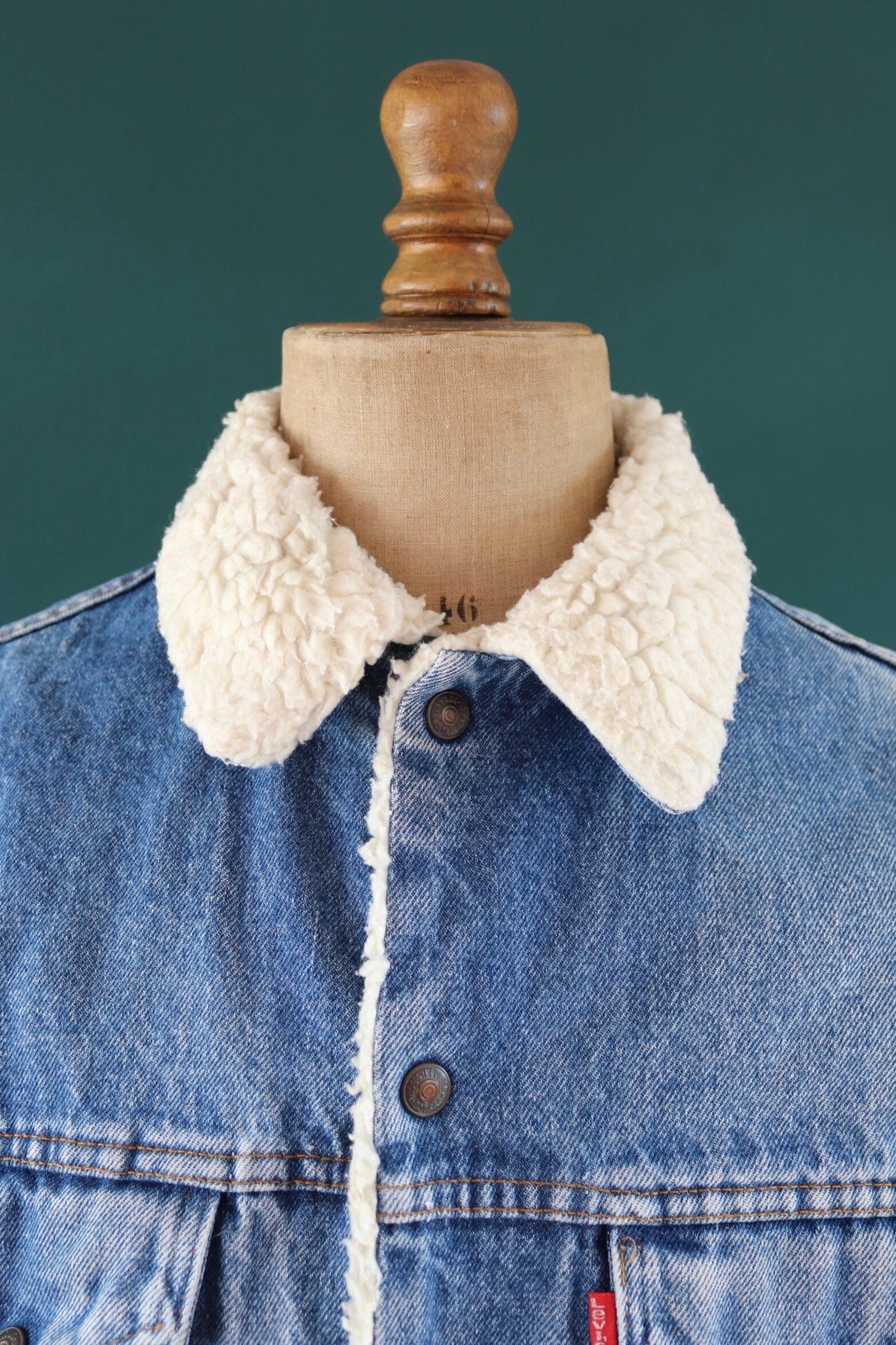 Vintage 1980s 80s Levis Levi Strauss shearling sherpa lined mid blue denim trucker jacket red tab small e 44" chest workwear