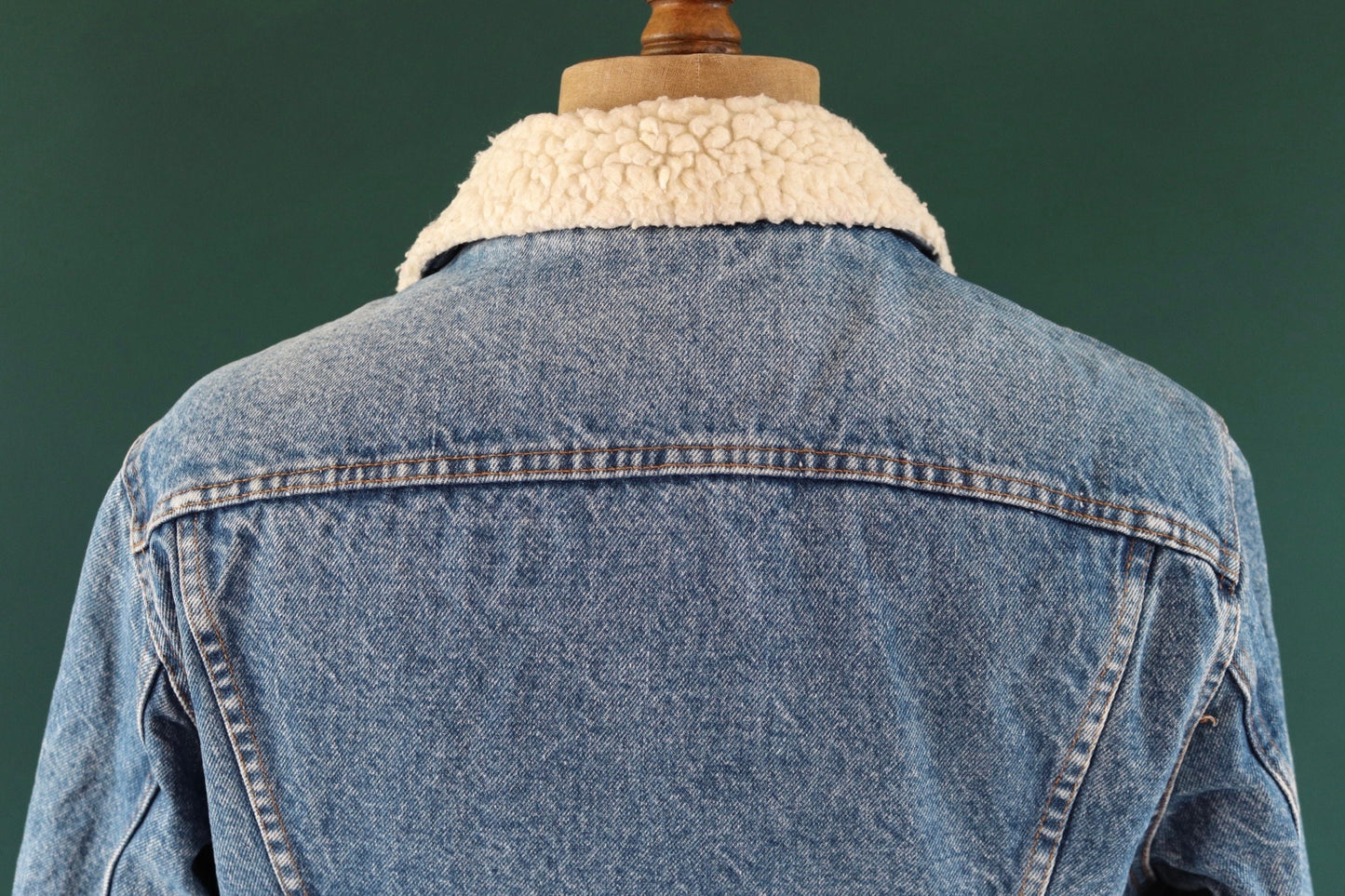 Vintage 1980s 80s Levis Levi Strauss shearling sherpa lined mid blue denim trucker jacket red tab small e 44" chest workwear