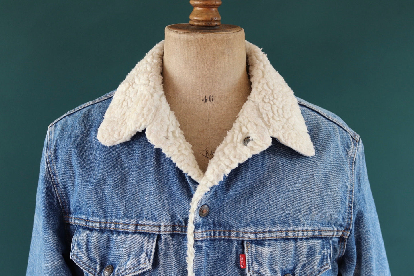 Vintage 1980s 80s Levis Levi Strauss shearling sherpa lined mid blue denim trucker jacket red tab small e 44" chest workwear