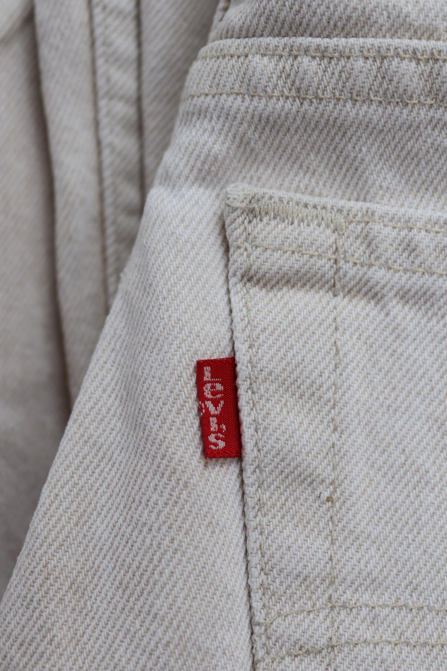 Vintage 1990s 90s Levis 550 Levi Strauss off white ecru red tab small e denim jeans button fly 31” x 30” mod made in USA