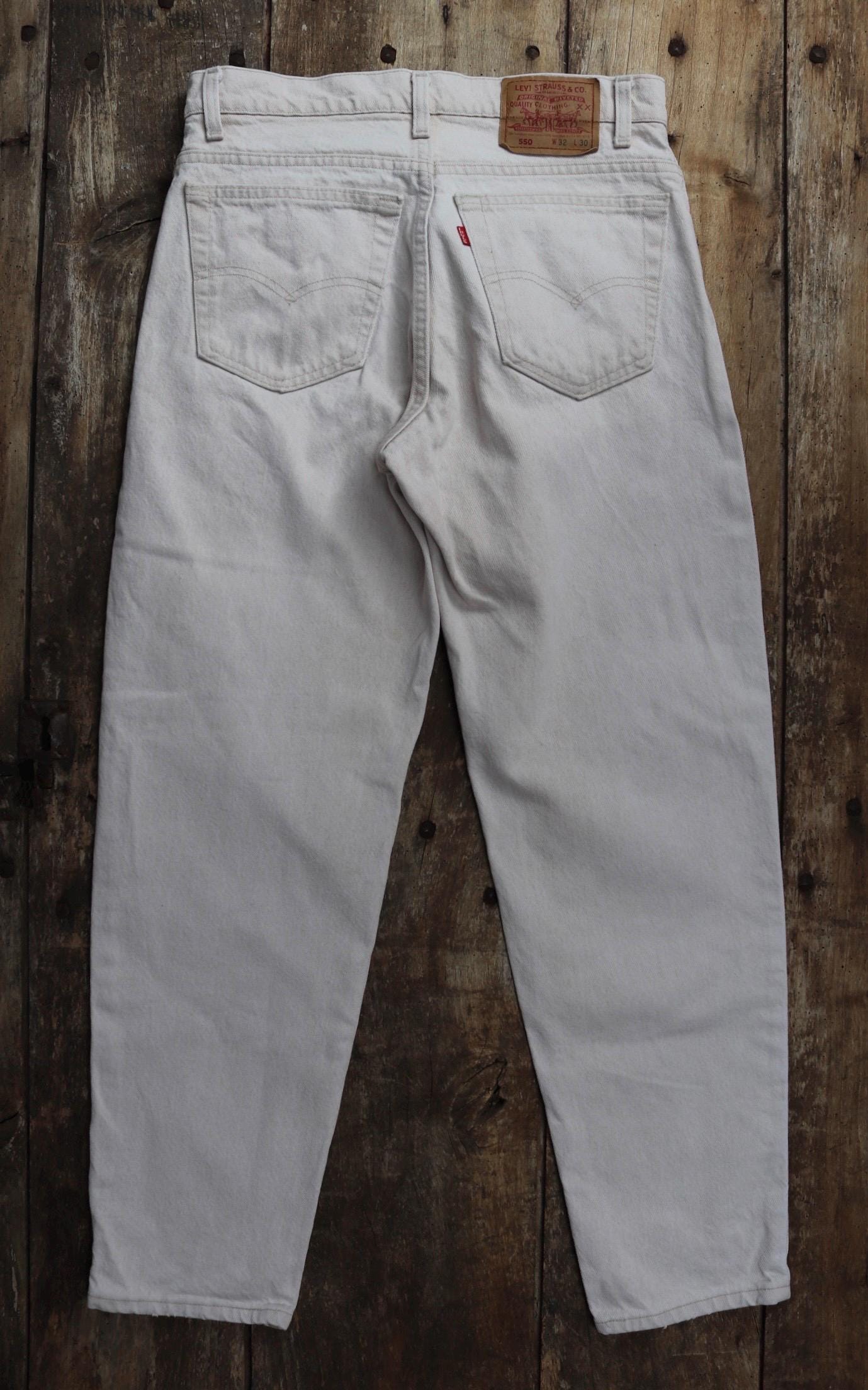 Vintage 1990s 90s Levis 550 Levi Strauss off white ecru red tab small e denim jeans button fly 31” x 30” mod made in USA
