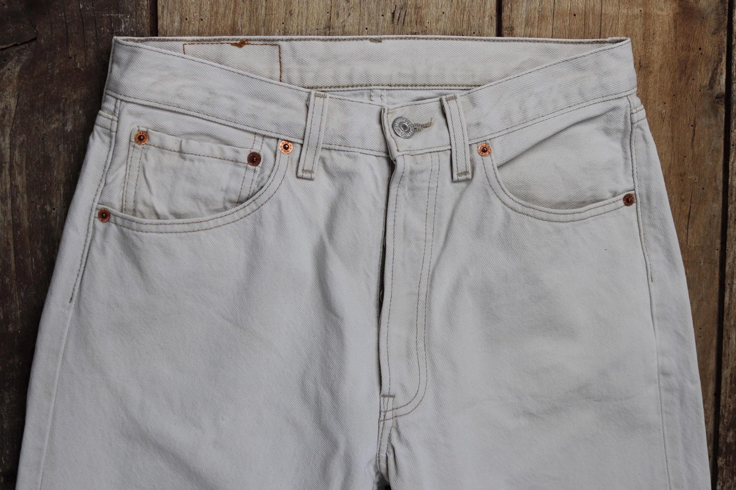 Vintage 2000s 00s Levis 501 Levi Strauss off white ecru red tab small e denim jeans button fly 29” x 31” mod