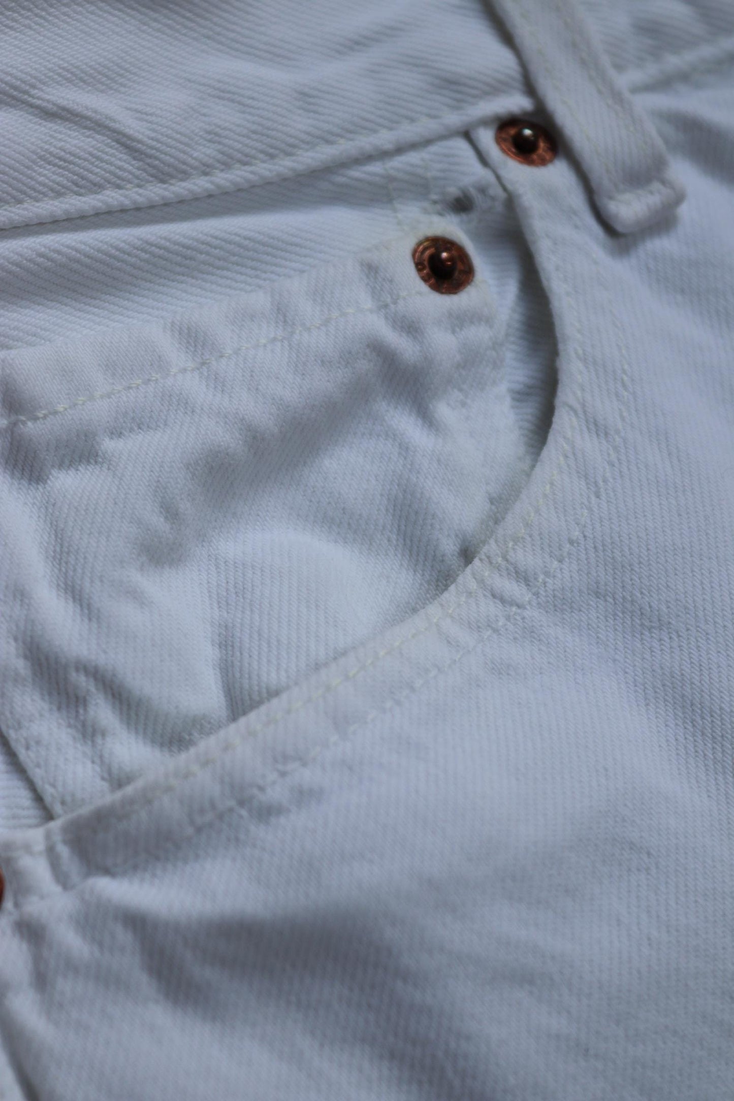 Vintage 2000s 00s Levis 501 Levi Strauss white red tab small e denim jeans button fly 31” x 29” mod