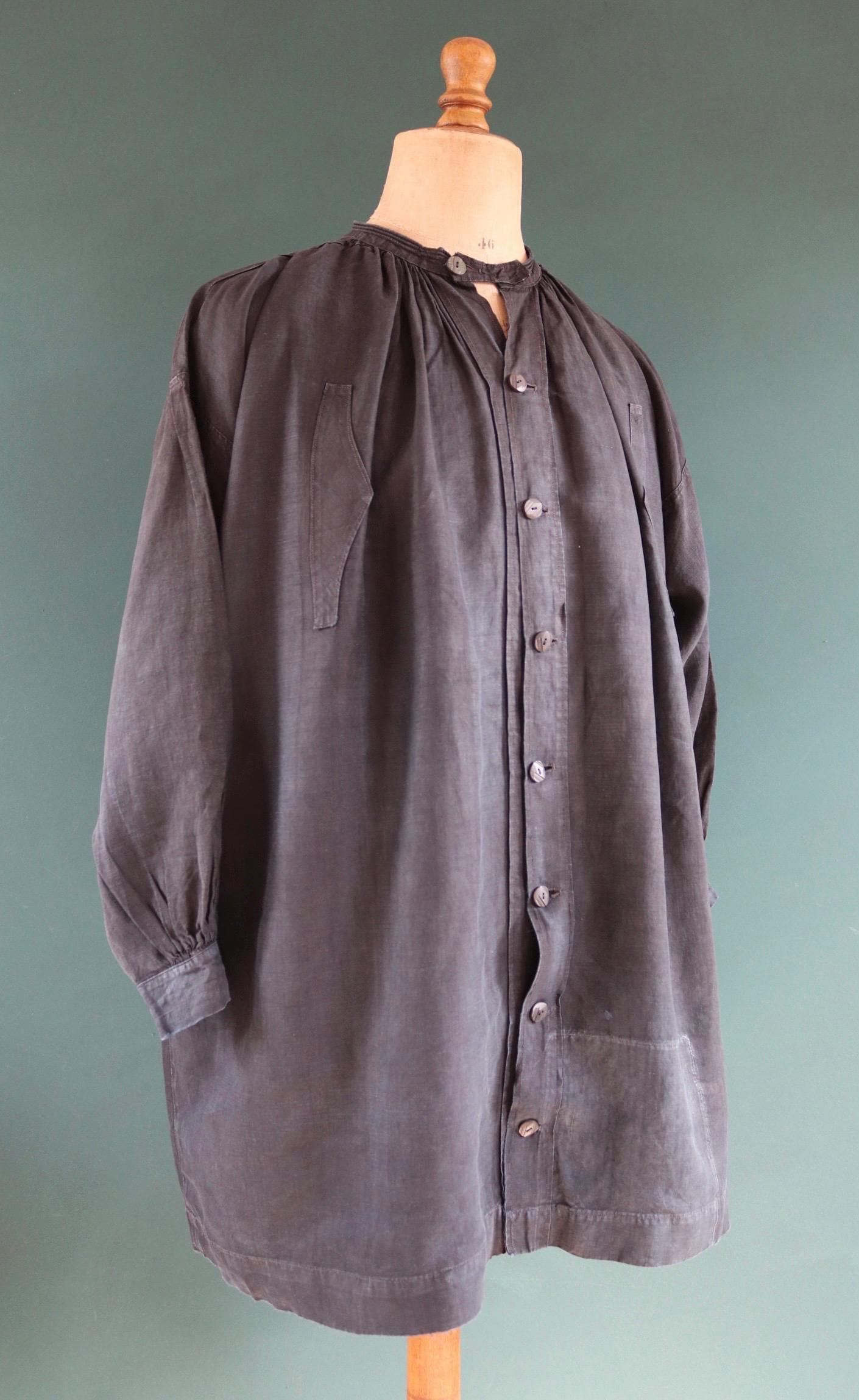 Vintage antique 1800s 1900s French workwear smock indigo blue cotton biaude shirt work chore shepherd darned repaired pleated 68” chest