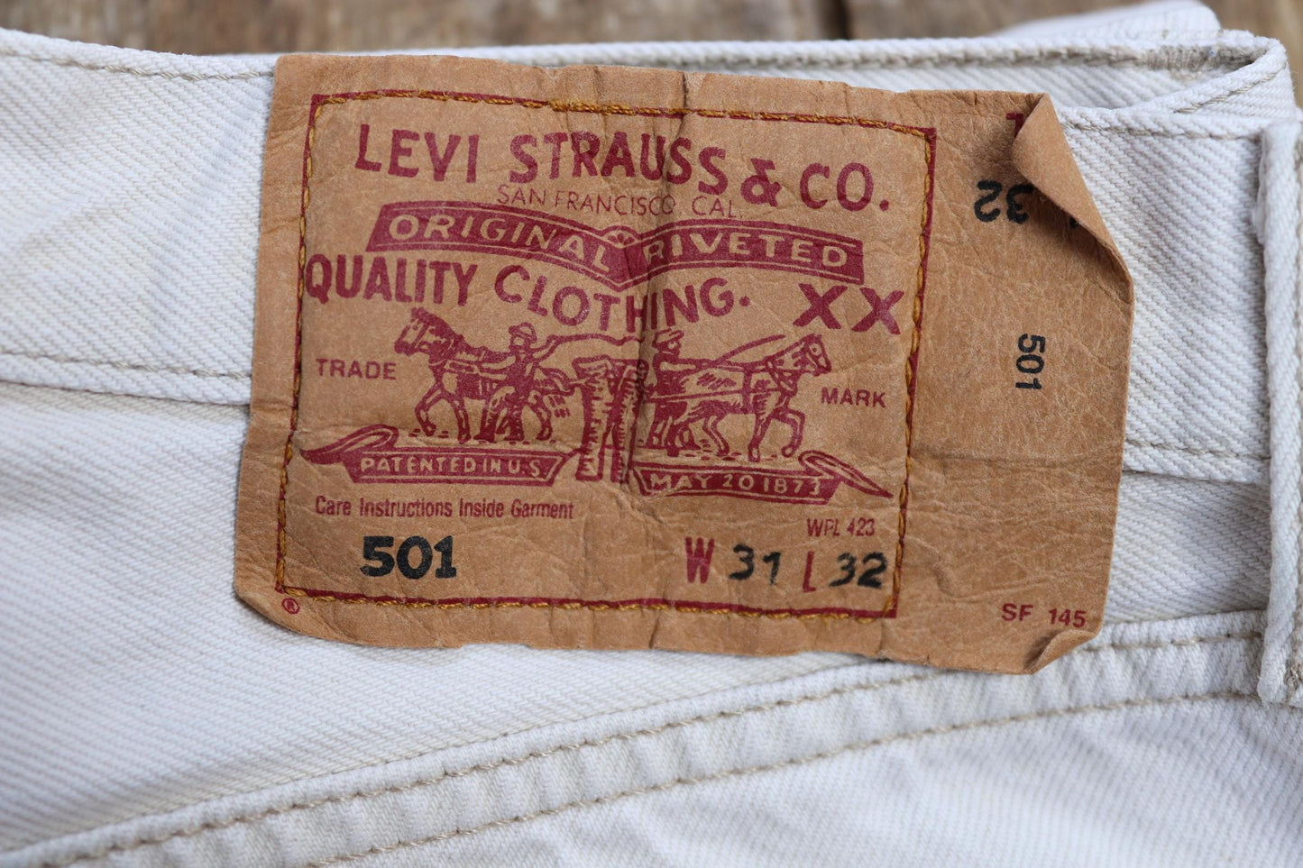 Vintage 2000s 00s Levis 501 Levi Strauss off white ecru red tab small e denim jeans button fly 29” x 31” mod