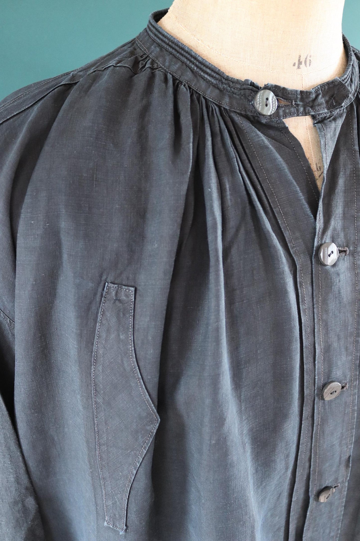 Vintage antique 1800s 1900s French workwear smock indigo blue cotton biaude shirt work chore shepherd darned repaired pleated 68” chest