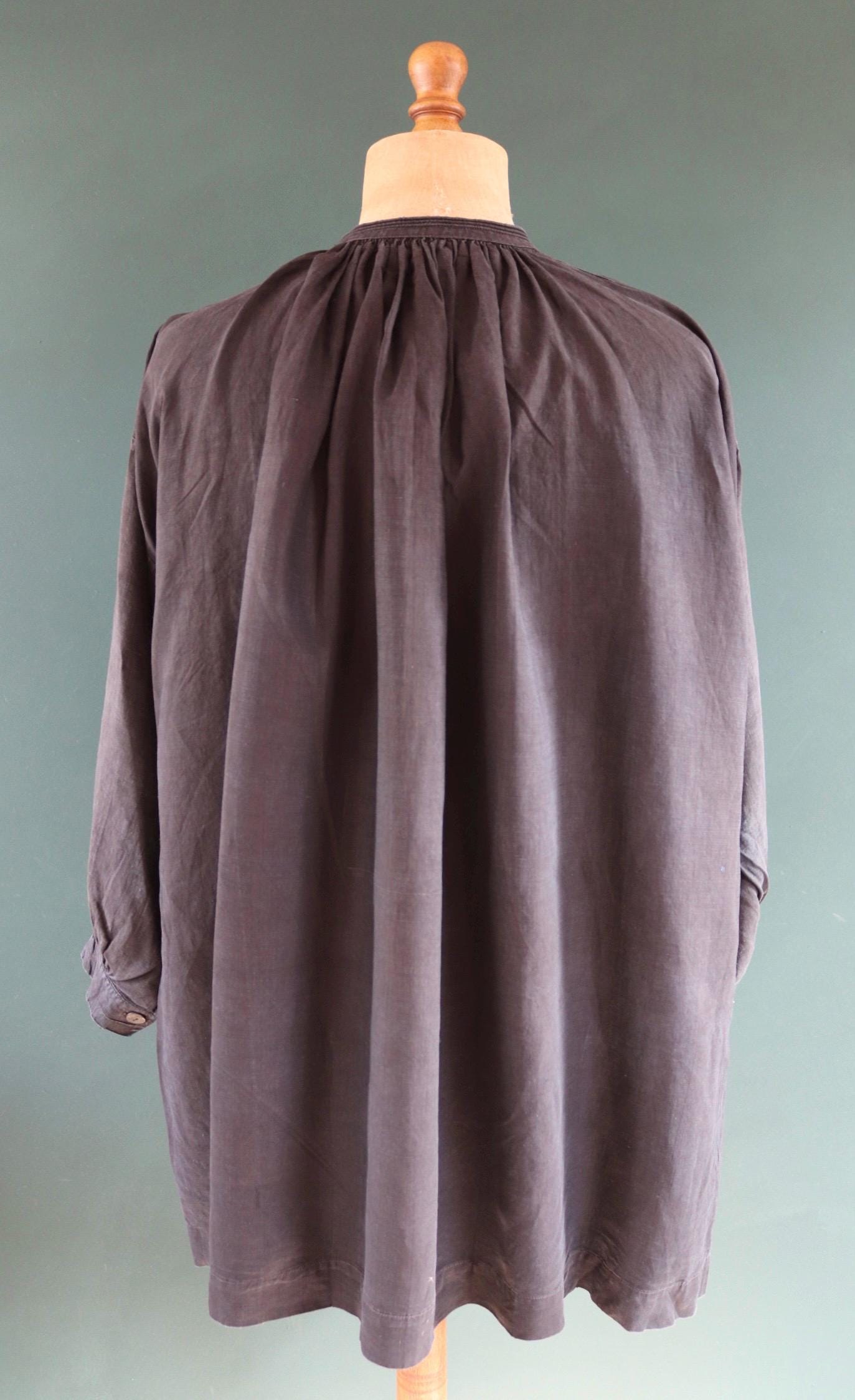 Vintage antique 1800s 1900s French workwear smock indigo blue cotton biaude shirt work chore shepherd darned repaired pleated 68” chest