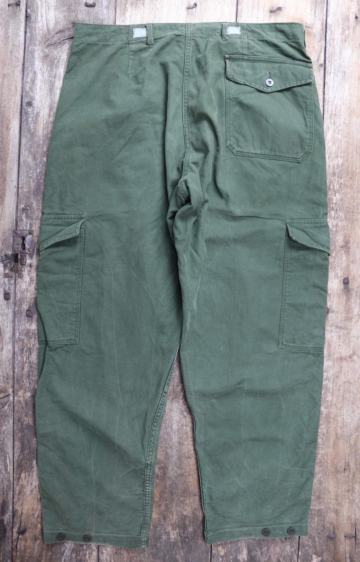 Vintage 1980s 80s Swedish air force military green cotton twill utility cargo trousers pants workwear work chore 36” x 30”