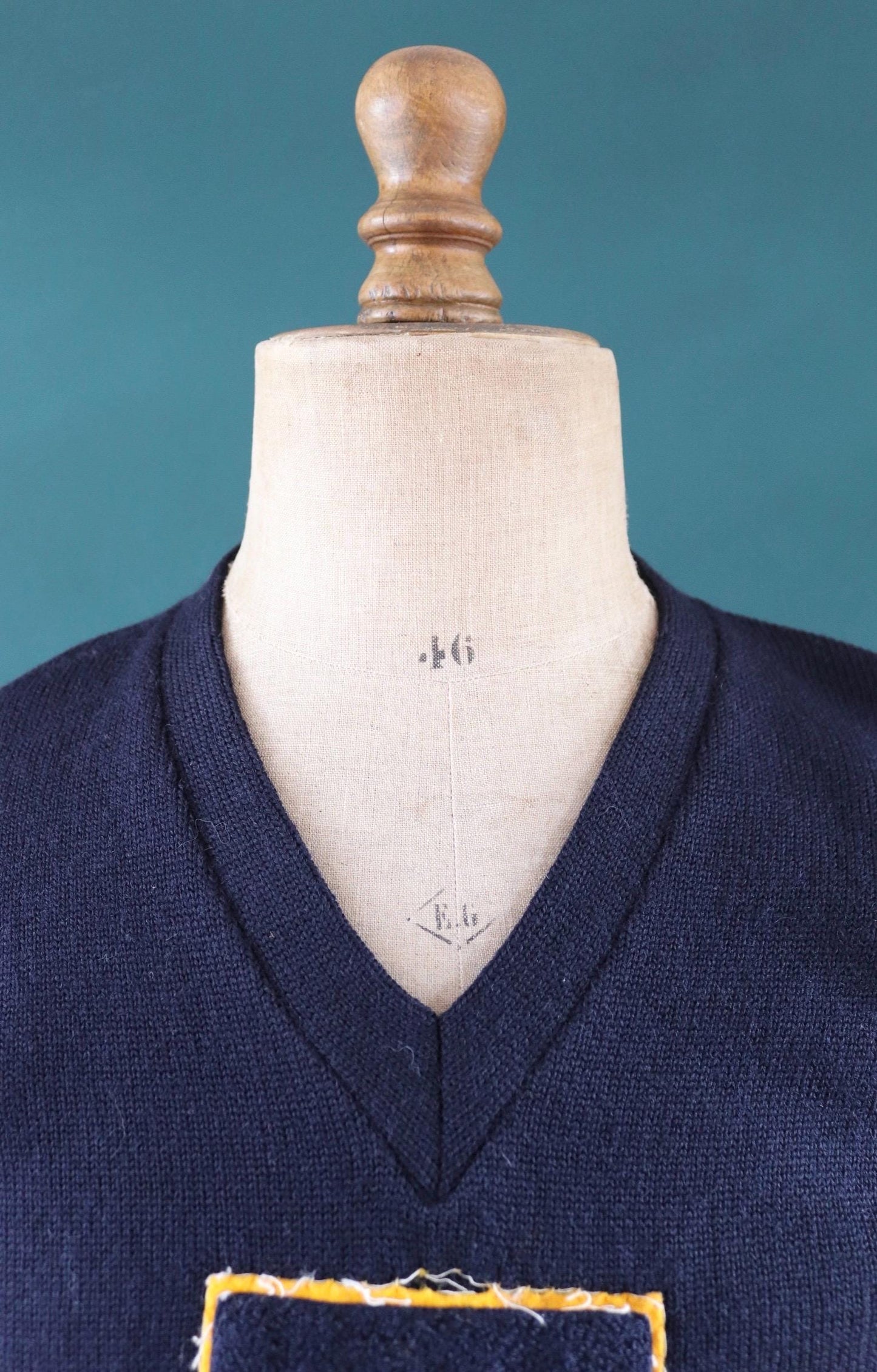 Vintage 1960s 60s American USA blue wool knitted varsity Ivy League style v neck long rib A chenille patch jumper sweater knitwear 40” chest