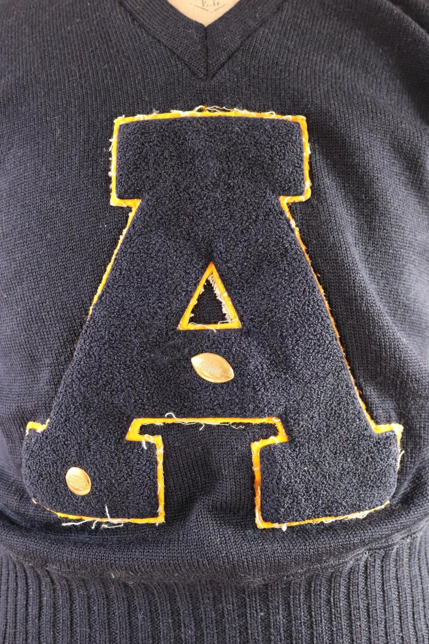 Vintage 1960s 60s American USA blue wool knitted varsity Ivy League style v neck long rib A chenille patch jumper sweater knitwear 40” chest