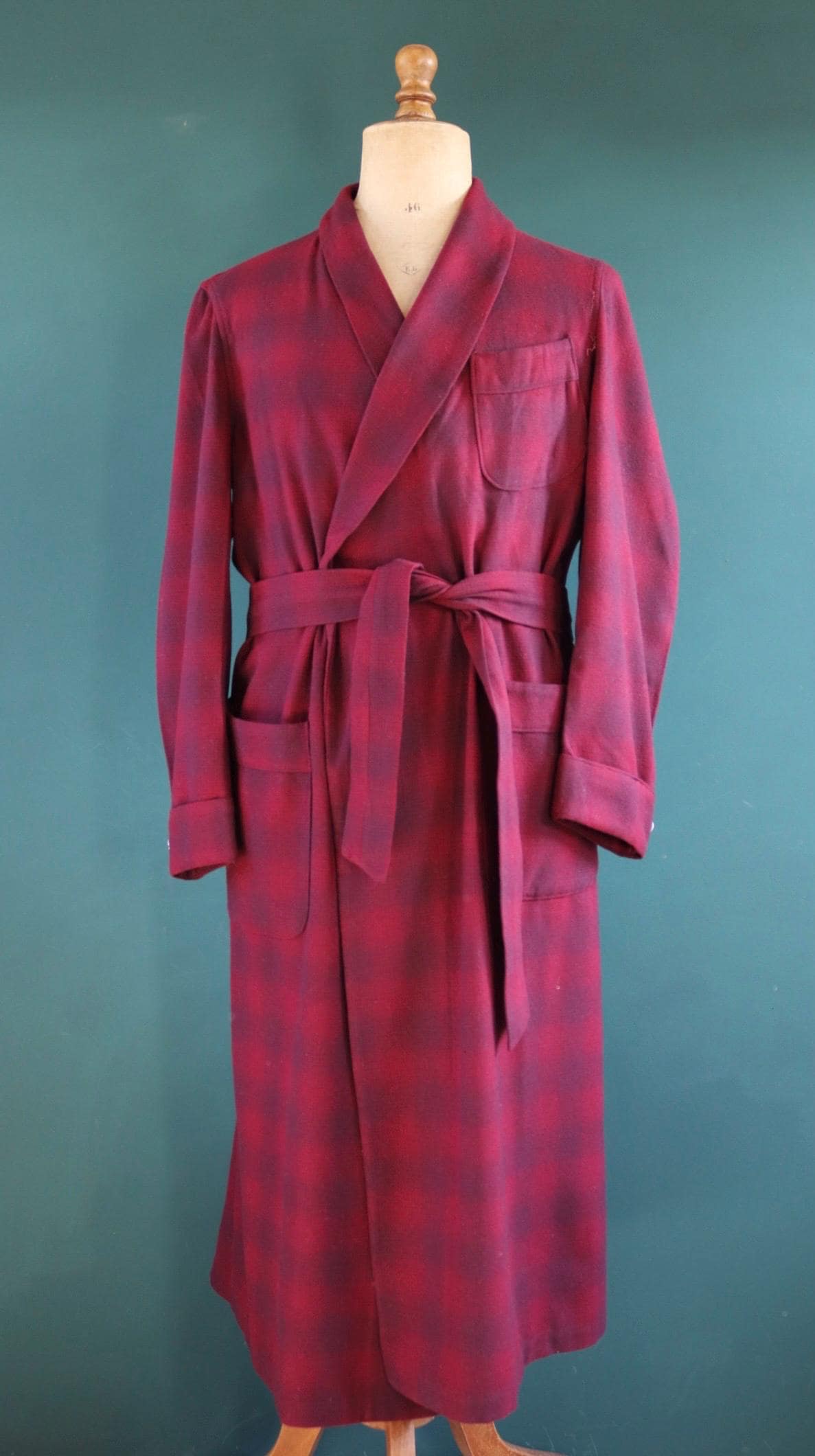 Vintage 1930s 40s Pendleton wool dressing gown - tartan robe in red burgundy and maroon - shadow plaid - belted smoking jacket - 50” chest