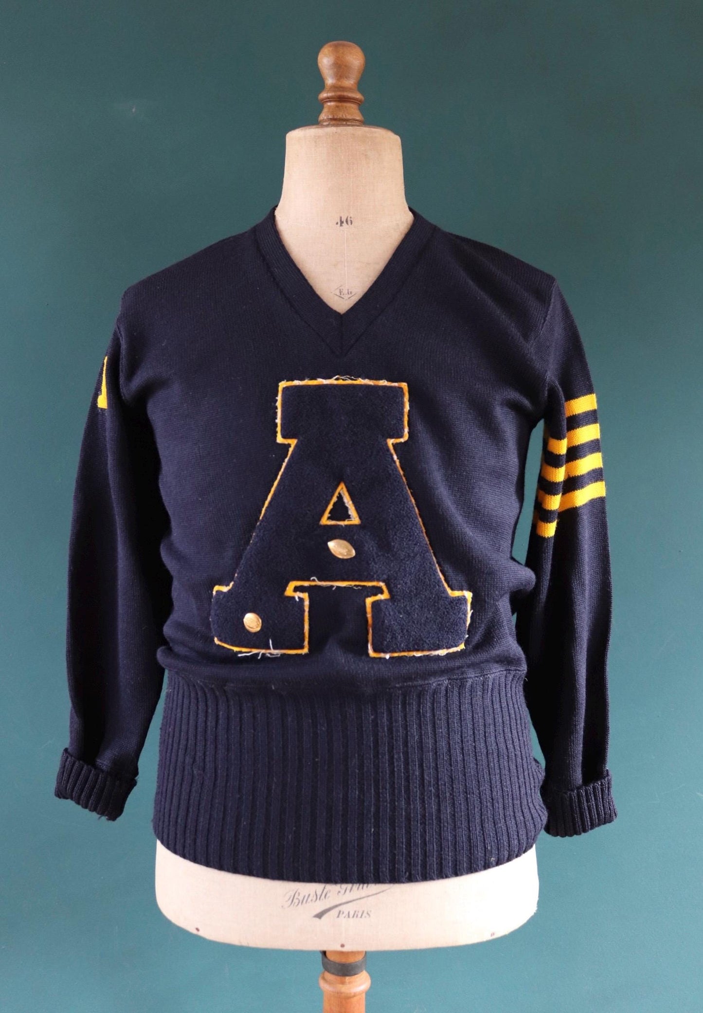 Vintage 1960s 60s American USA blue wool knitted varsity Ivy League style v neck long rib A chenille patch jumper sweater knitwear 40” chest