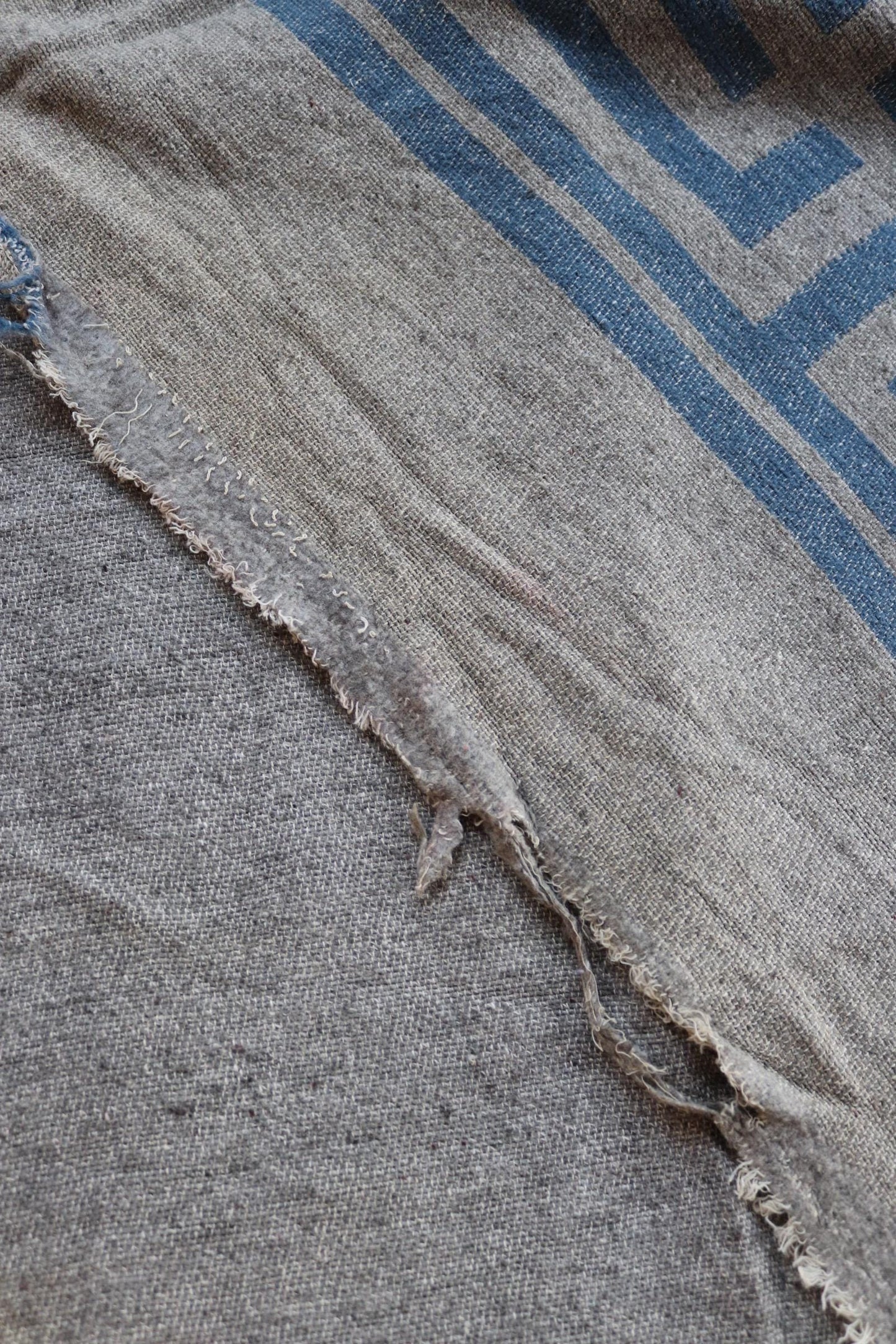 Vintage Whirling Log blanket rug 1930s 1940s grey blue South Western woven picnic camping sofa wall hanging 64" x 74" car van