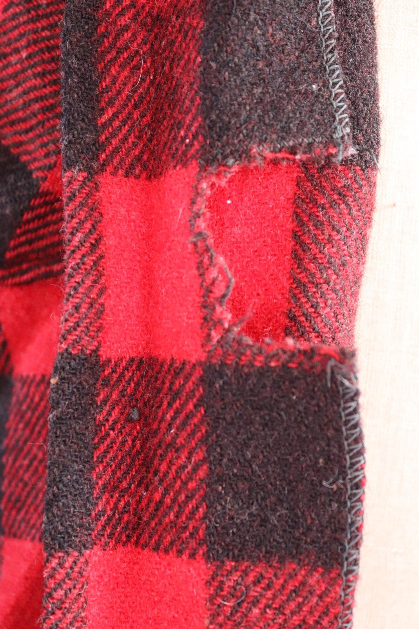 Vintage 1960s 60s red black buffalo plaid thick wool shirt Soo Wool 39” chest hunting camping workwear hunting logger