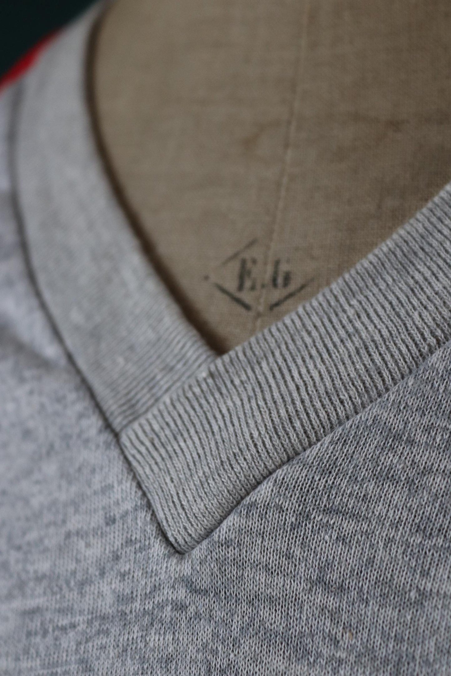 Vintage 1980s 90s t shirt - grey marl - 50/50 poly cotton - red ringer football top - v neck - 38” chest