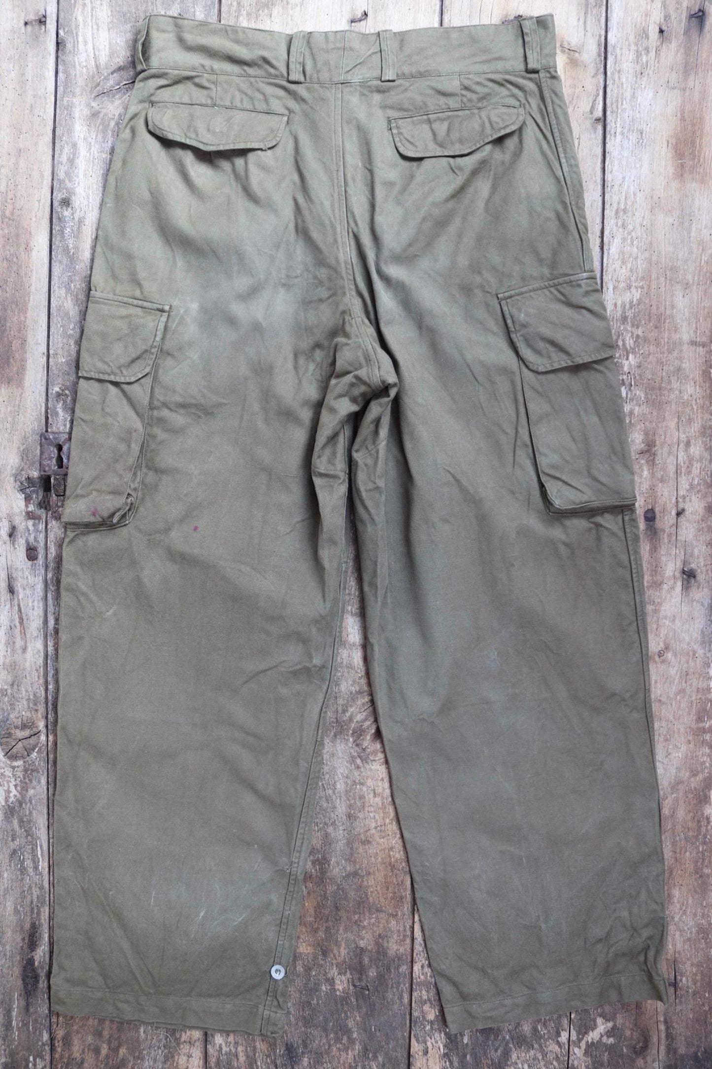 Vintage French military workwear cargo pants - M47 trousers - 1940s 50s khaki green cotton army overalls - 36” x 31”
