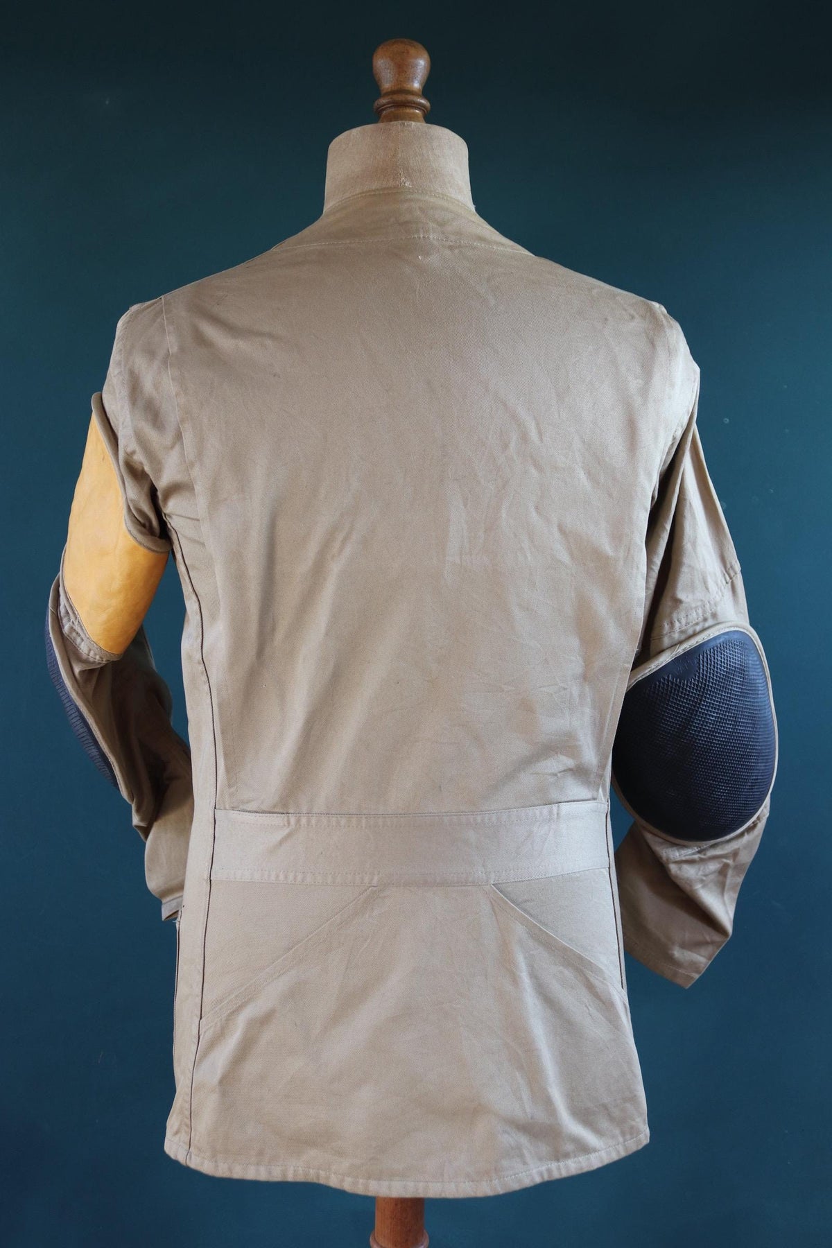 Vintage 1950s shooting jacket - 1960s workwear - 10-X hunting rifle - 39” chest - half belt action back