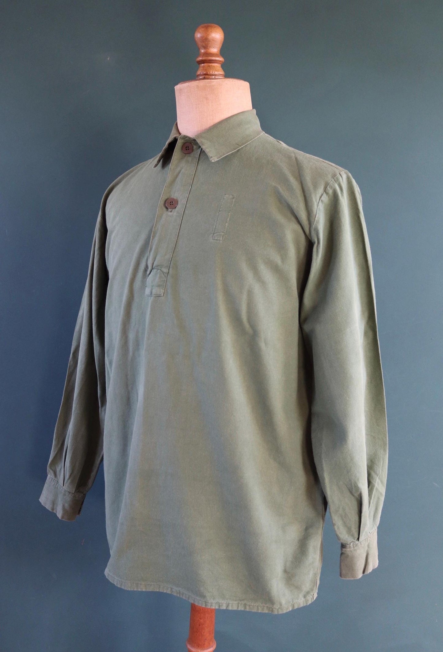 Vintage 1970s Swedish military workwear shirt - M59 - fältskjorta - green cotton army smock - 47” chest
