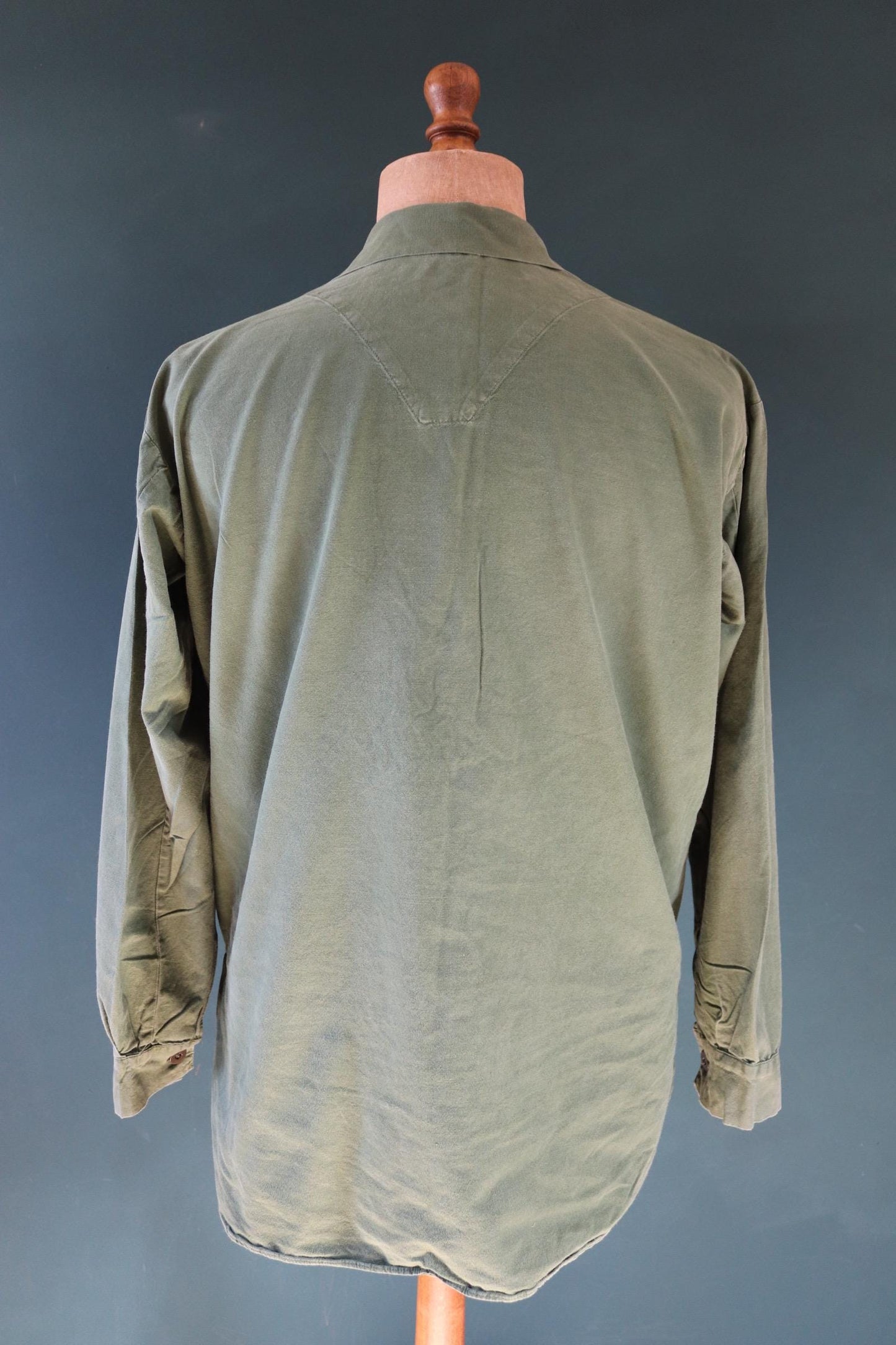 Vintage 1970s Swedish army shirt - M59 - military workwear - fältskjorta - green cotton smock - 48” chest