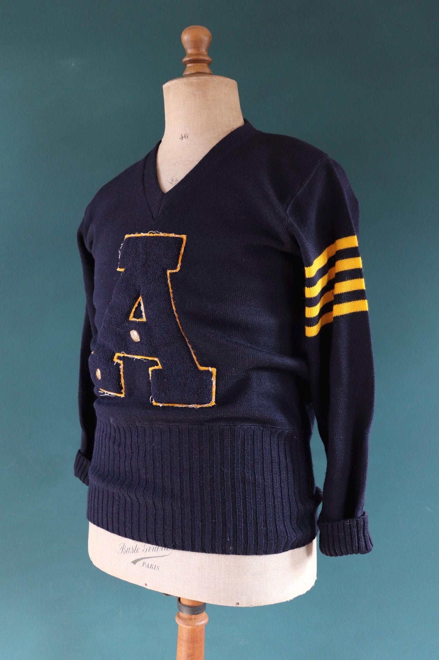 Vintage 1960s 60s American USA blue wool knitted varsity Ivy League style v neck long rib A chenille patch jumper sweater knitwear 40” chest