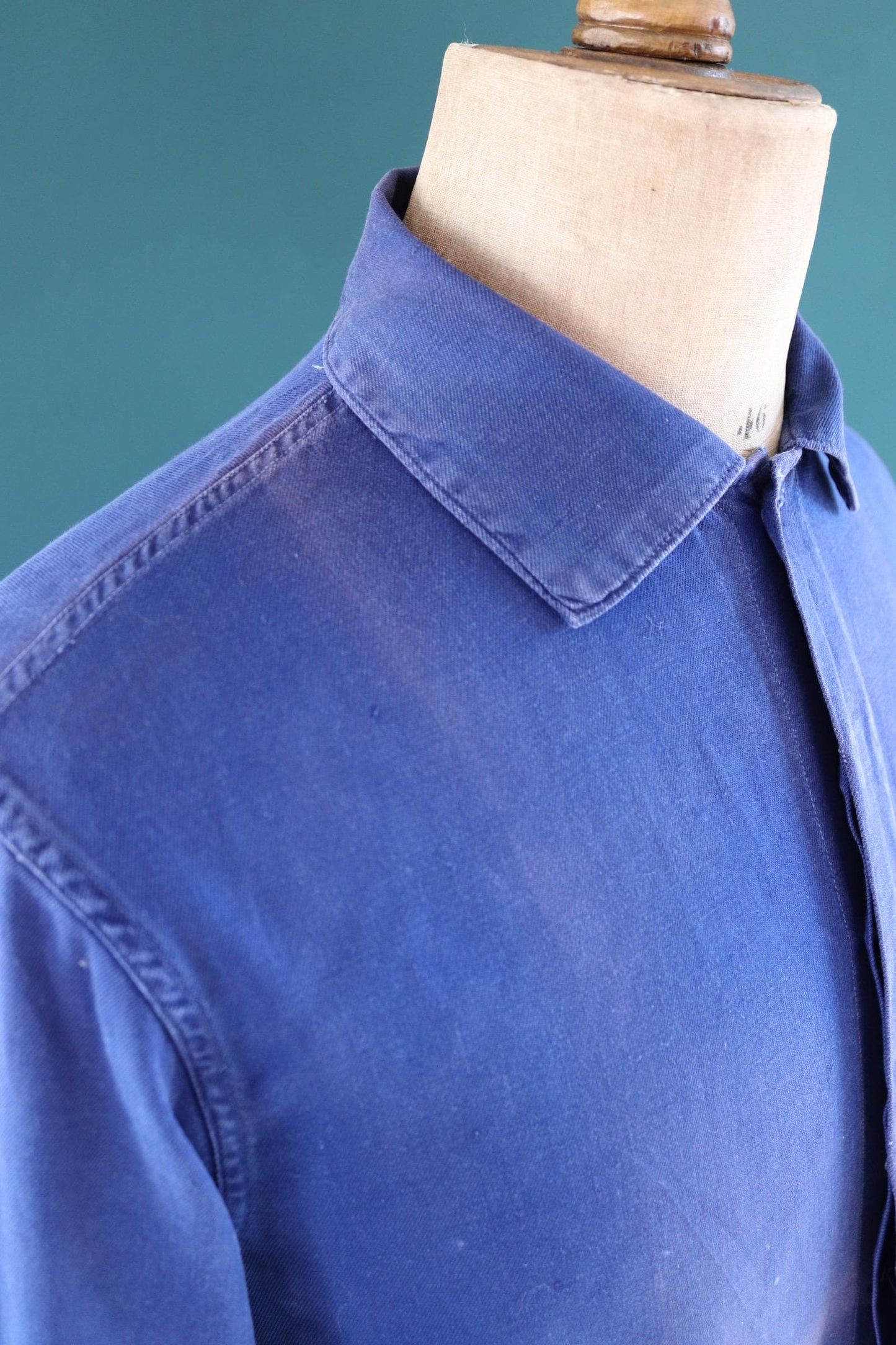 Vintage 1970s French blue workwear jacket - sun faded cotton twill - 46” chest - bleu de travail