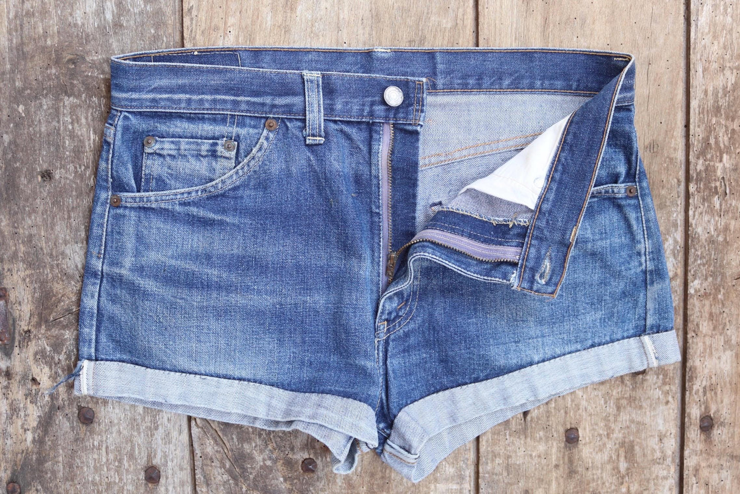 Vintage 1970s Levi’s selvedge denim jean shorts - big E - red tab - made in USA - 33” - Lightning zipper - made in USA