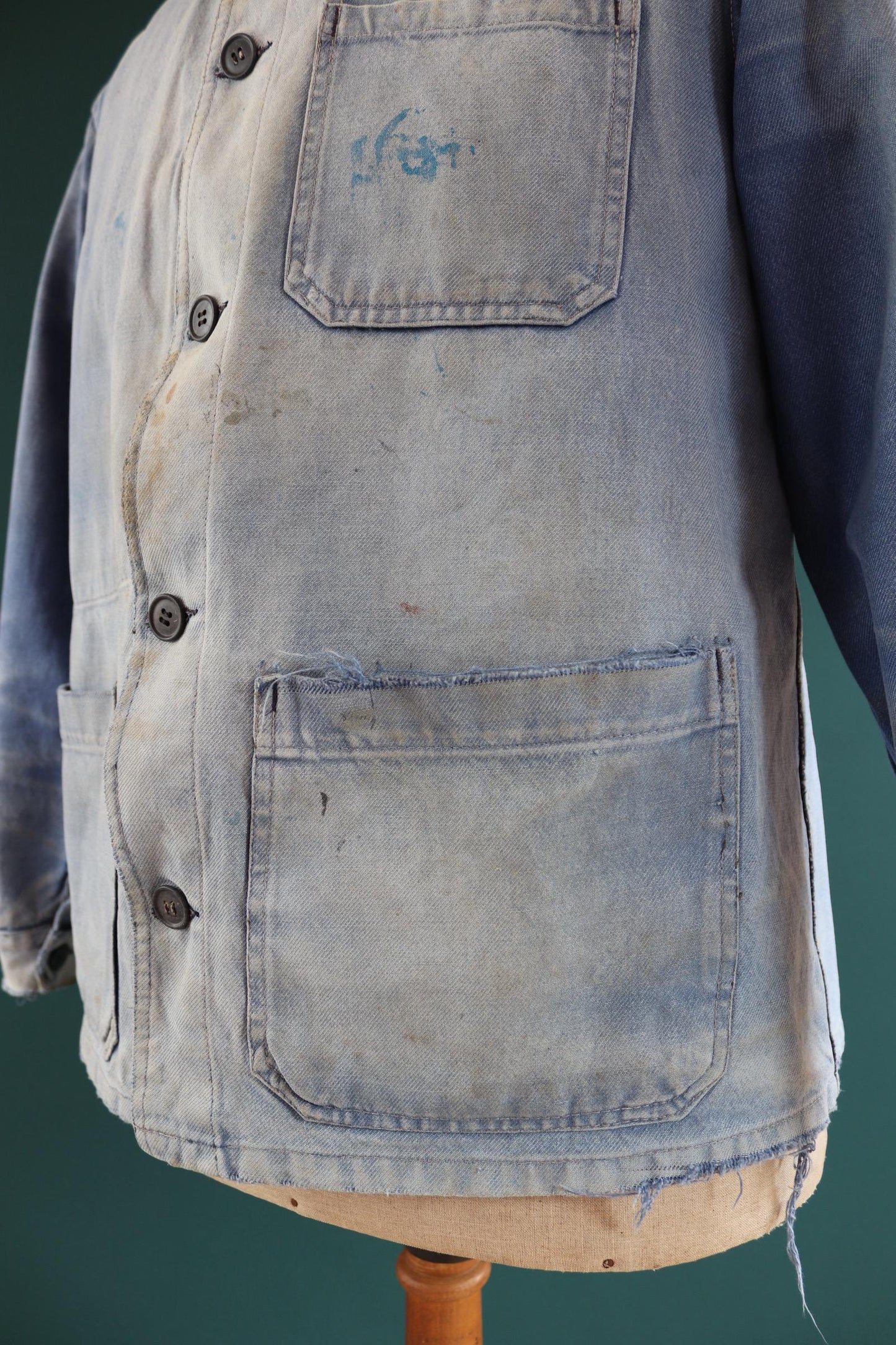 Vintage French blue workwear jacket - 1960s chore coat - 44” chest - sun faded - bleu de travail - blue cotton twill